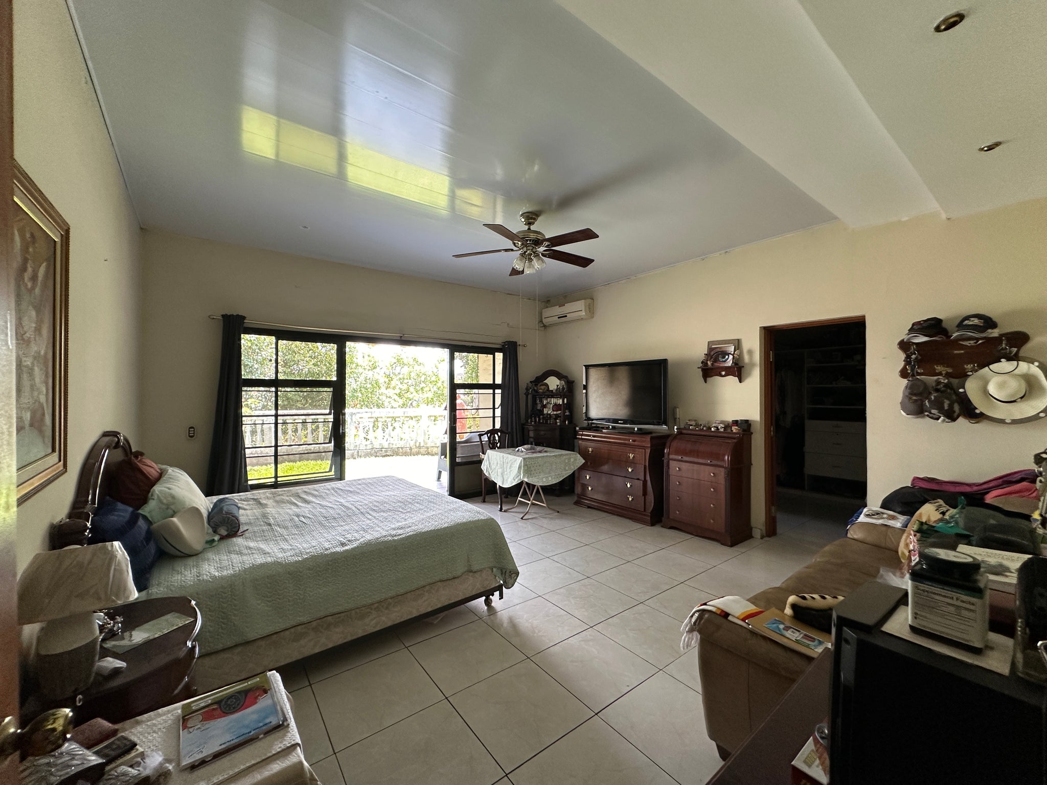 VENTA DE INMUEBLE / Lomas de San Francisco: Inmueble de 3,868 vrs2 con área común y piscina