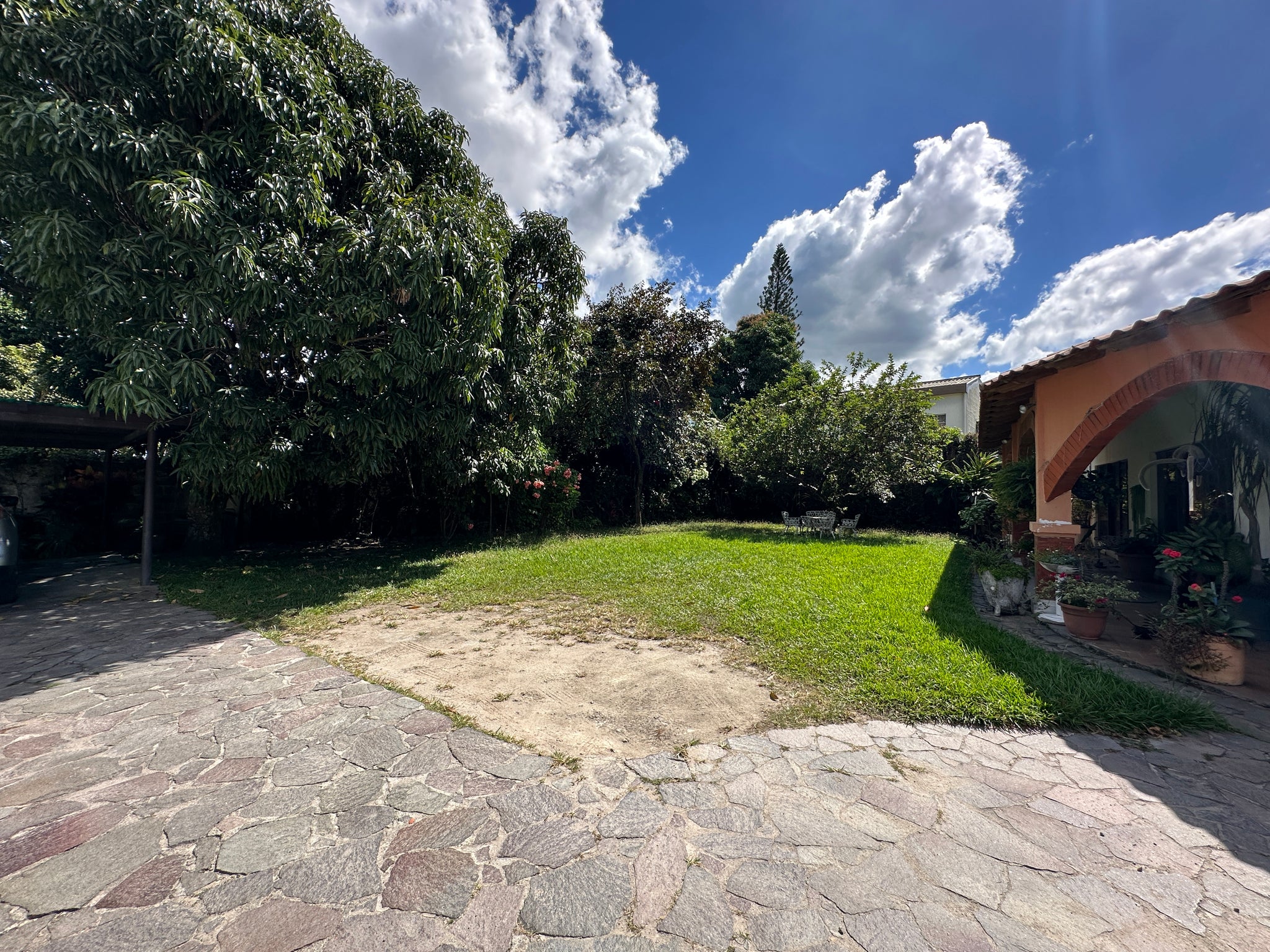VENTA DE INMUEBLE / Lomas de San Francisco: Inmueble de 3,868 vrs2 con área común y piscina