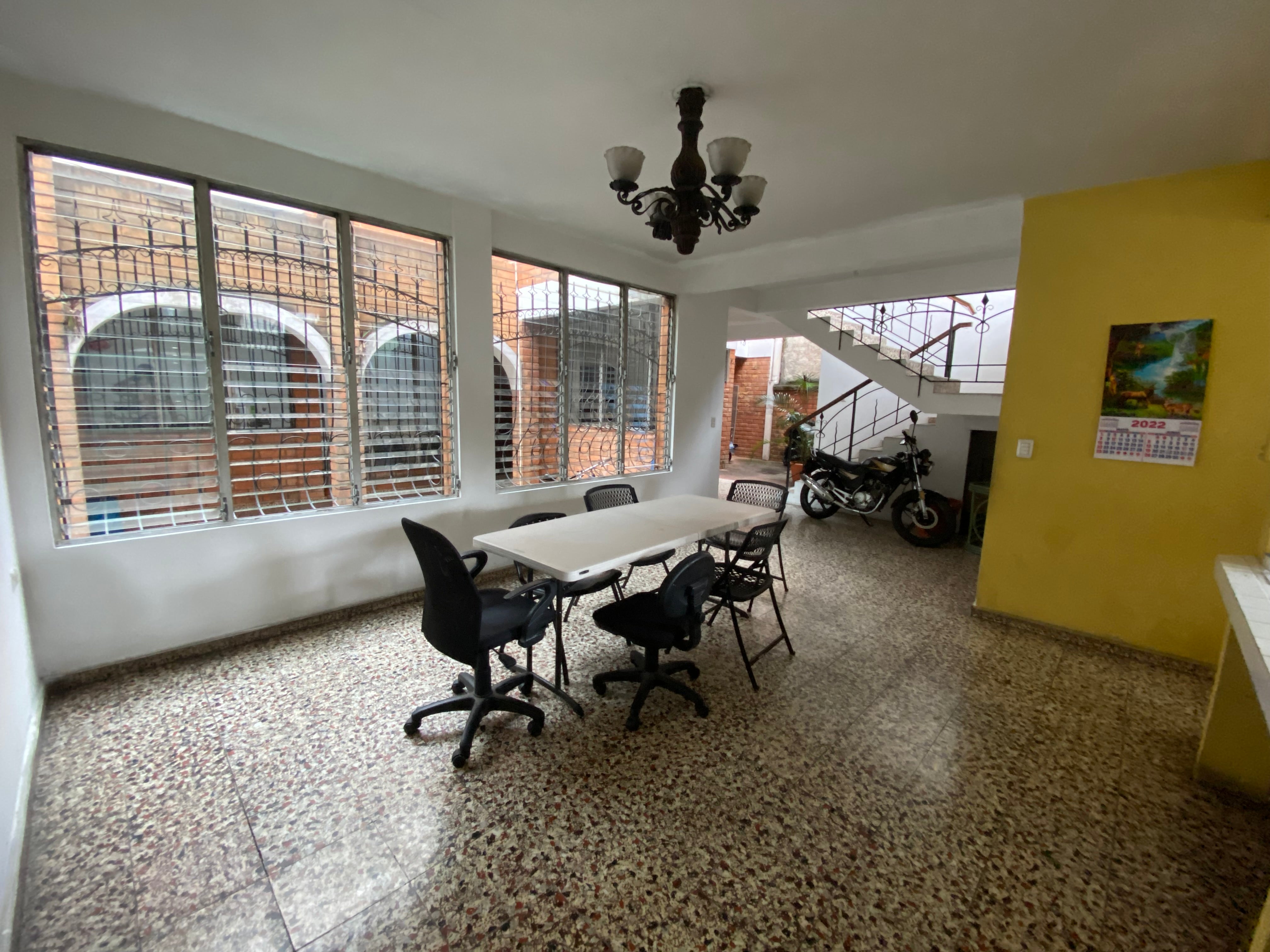 Amplia casa en venta cerca de FUDEM, Col. Flor Blanca | 631 vrs² | $325,000 USD