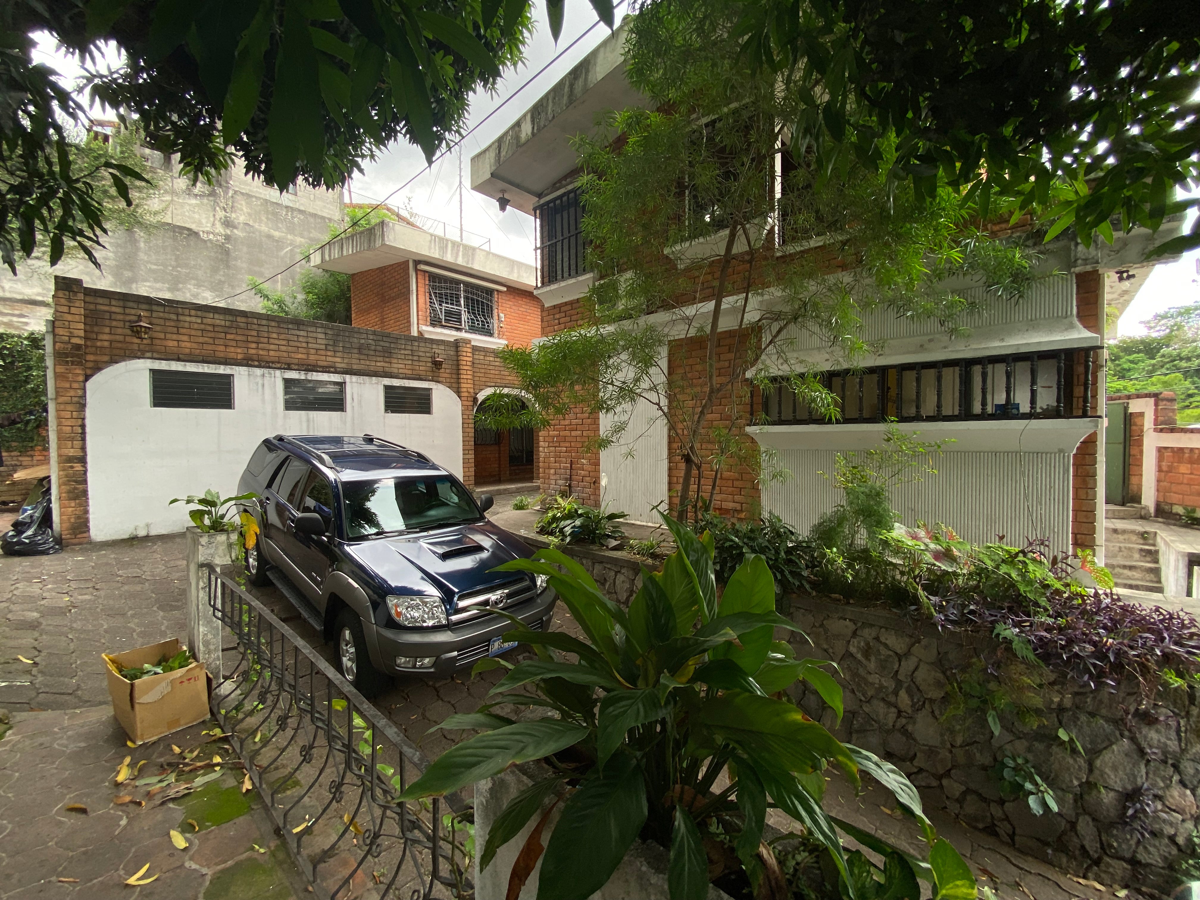 Amplia casa en venta cerca de FUDEM, Col. Flor Blanca | 631 vrs² | $325,000 USD