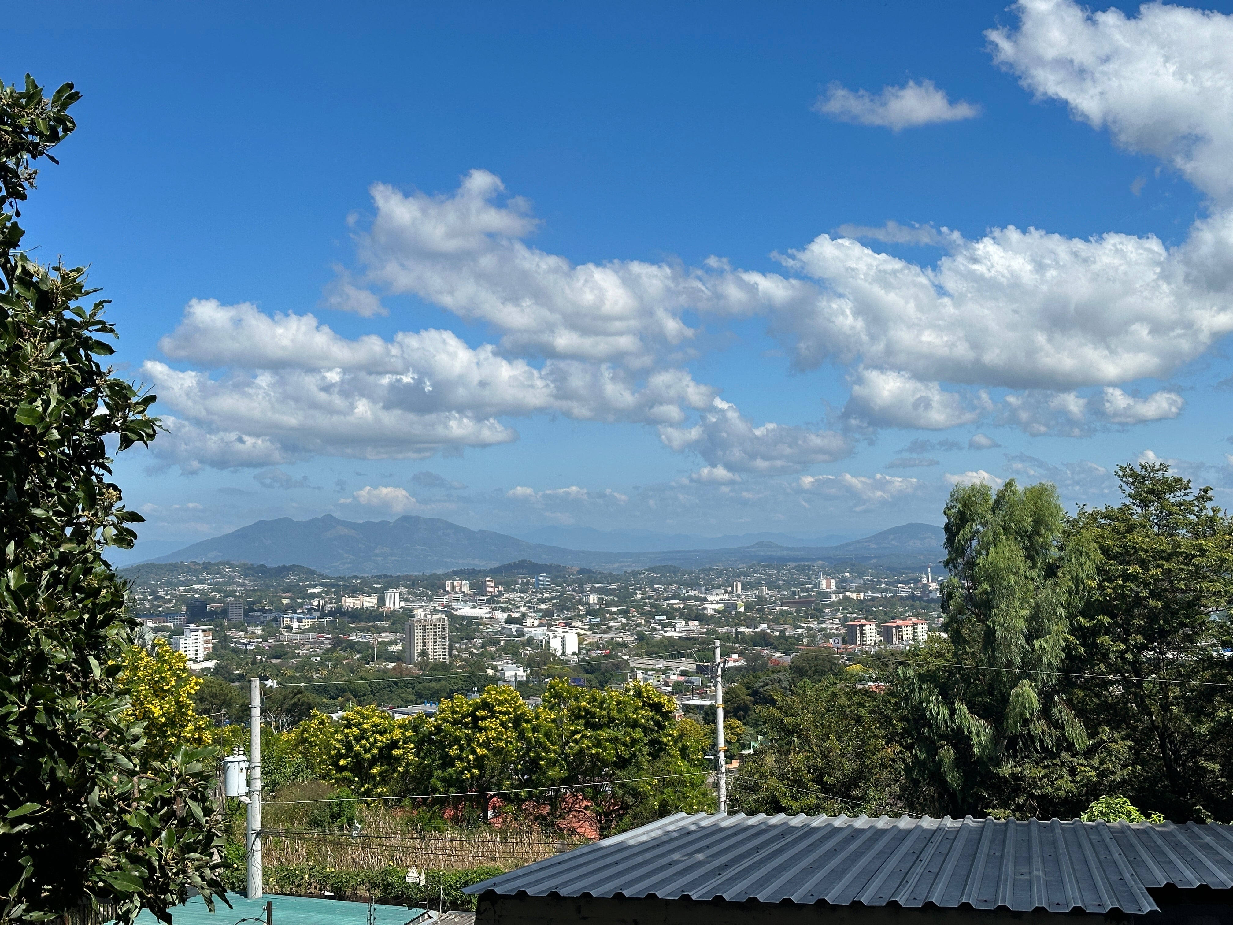 VENTA DE INMUEBLE / Lomas de San Francisco: Inmueble de 3,868 vrs2 con área común y piscina