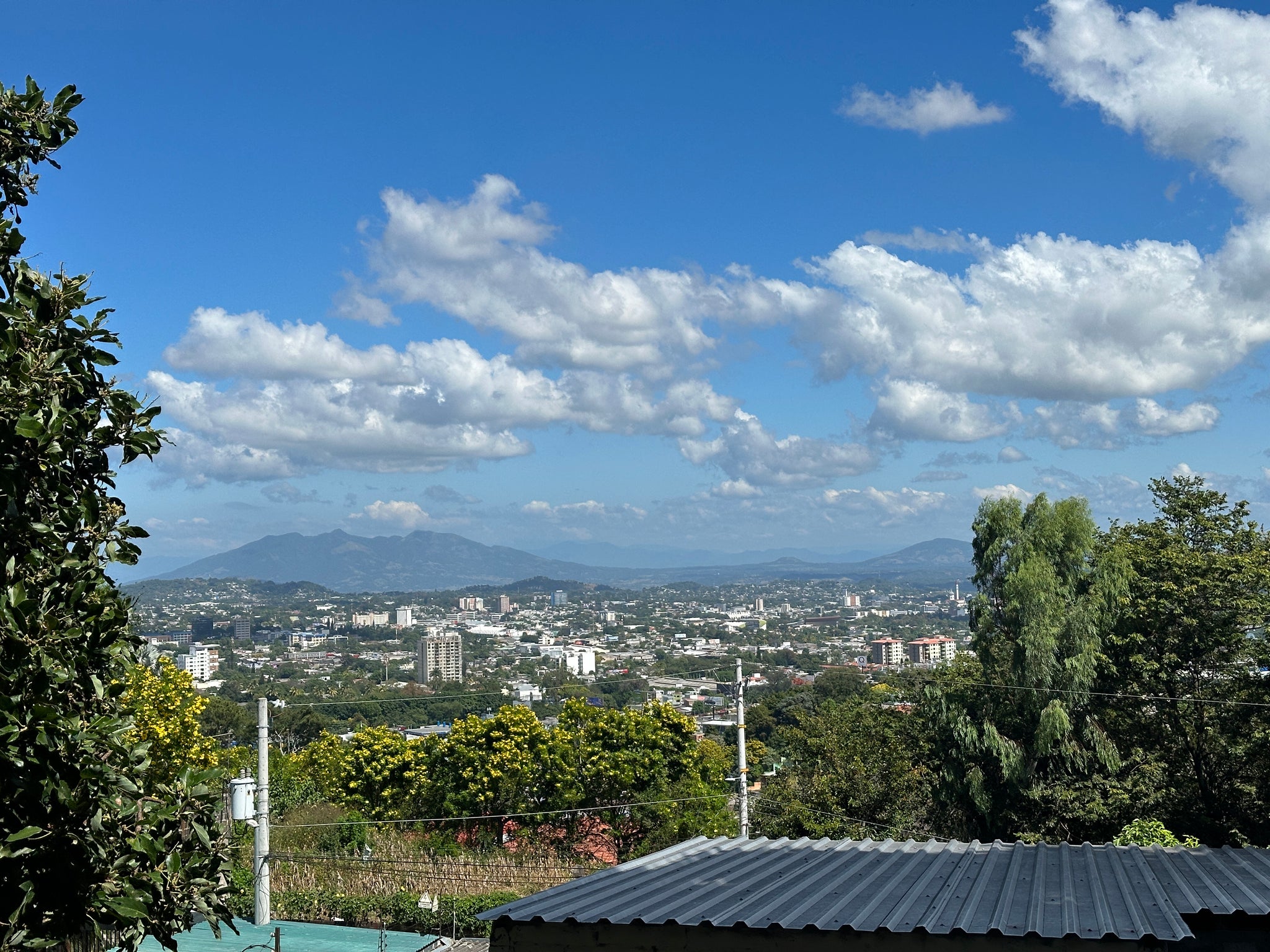 VENTA DE INMUEBLE / Lomas de San Francisco: Inmueble de 3,868 vrs2 con área común y piscina