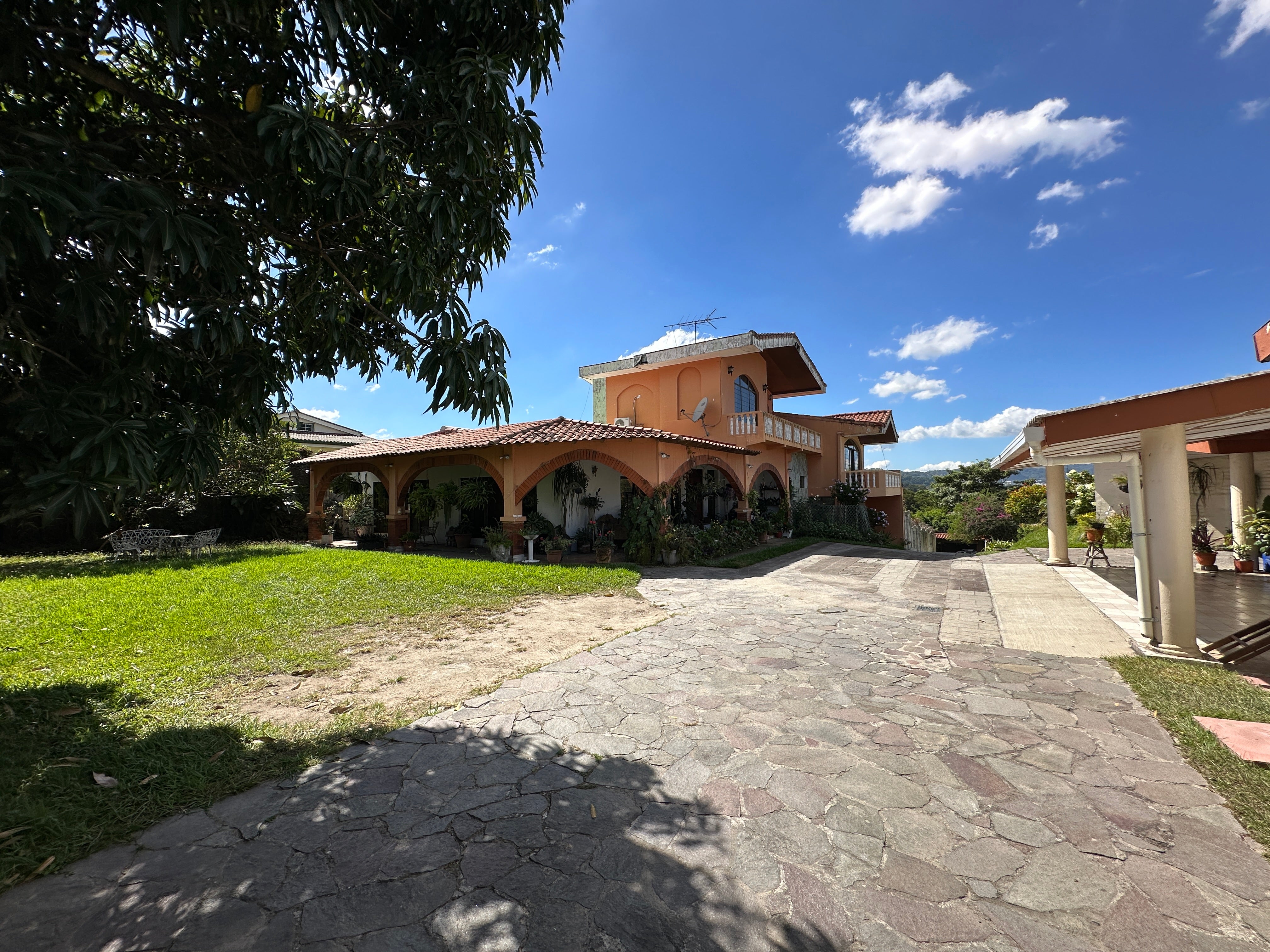 VENTA DE INMUEBLE / Lomas de San Francisco: Inmueble de 3,868 vrs2 con área común y piscina