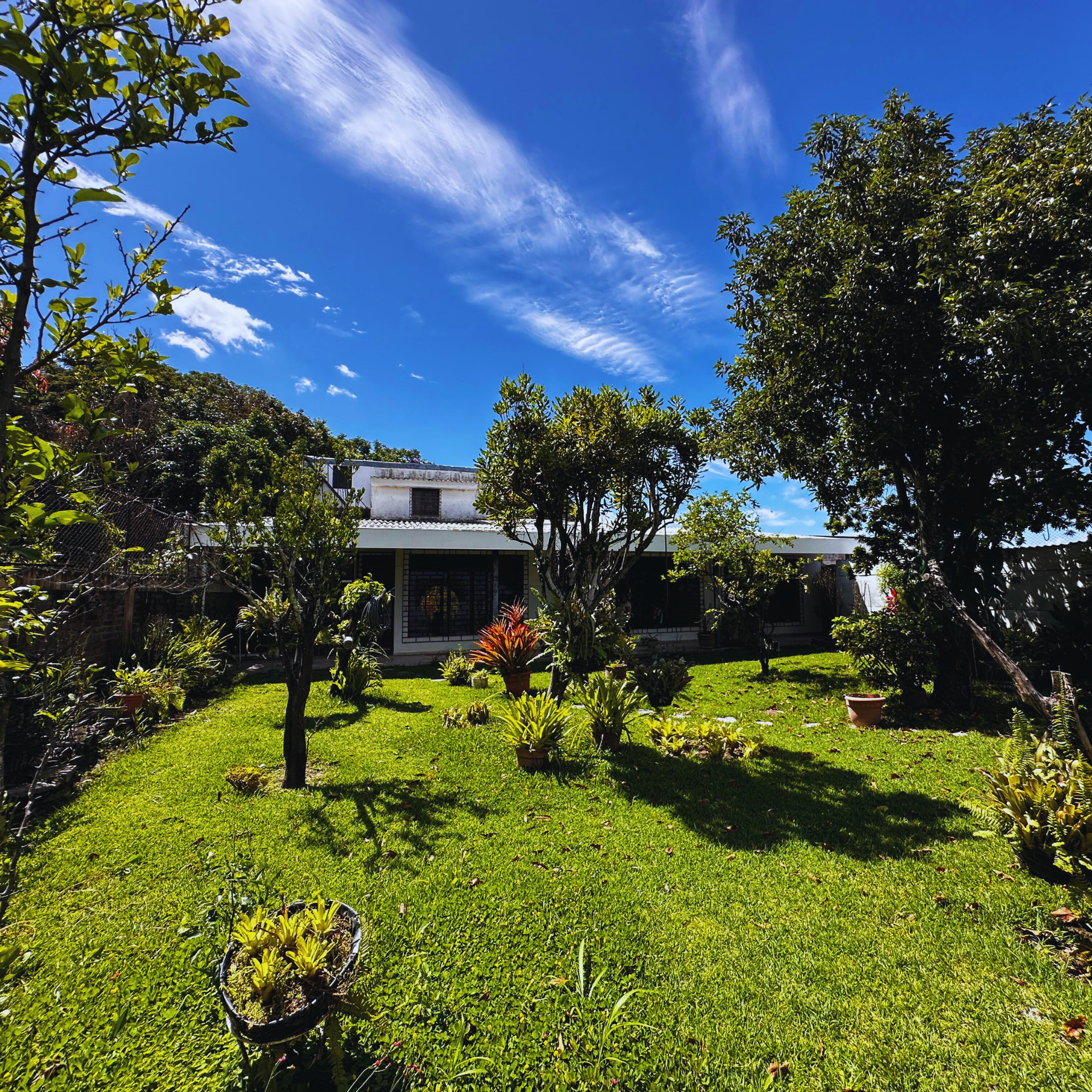 Alquiler de Casa de 5 Habitaciones + Estudio en Lomas de Altamira: Espacio y Privacidad para Toda la Familia