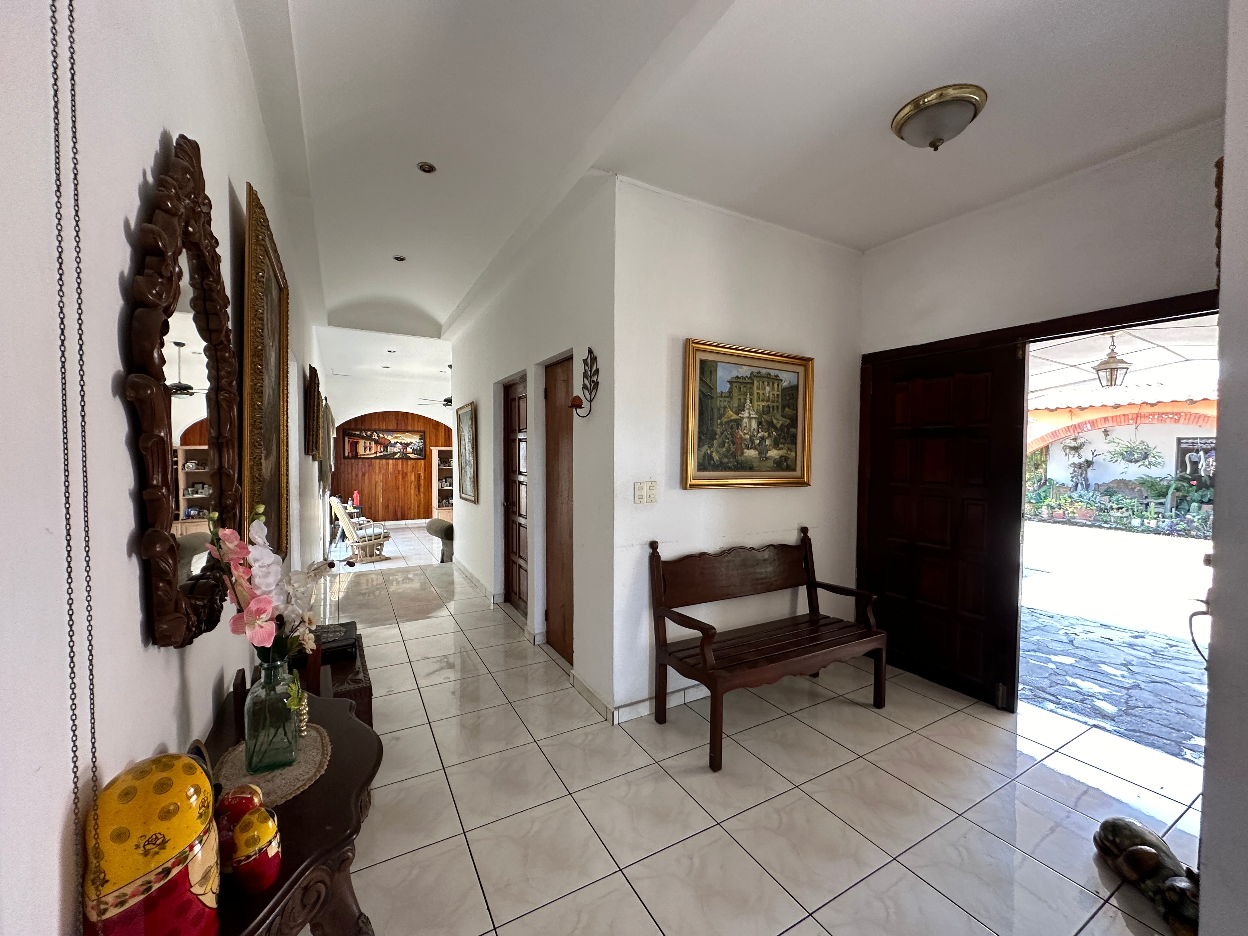 VENTA DE INMUEBLE / Lomas de San Francisco: Inmueble de 3,868 vrs2 con área común y piscina