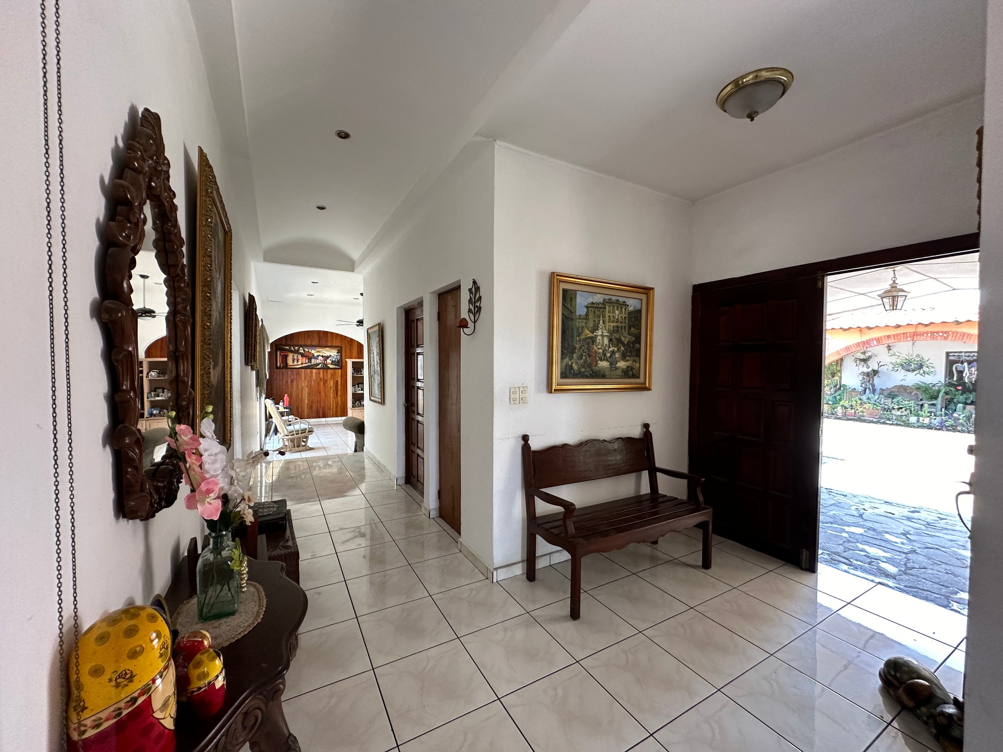 VENTA DE INMUEBLE / Lomas de San Francisco: Inmueble de 3,868 vrs2 con área común y piscina