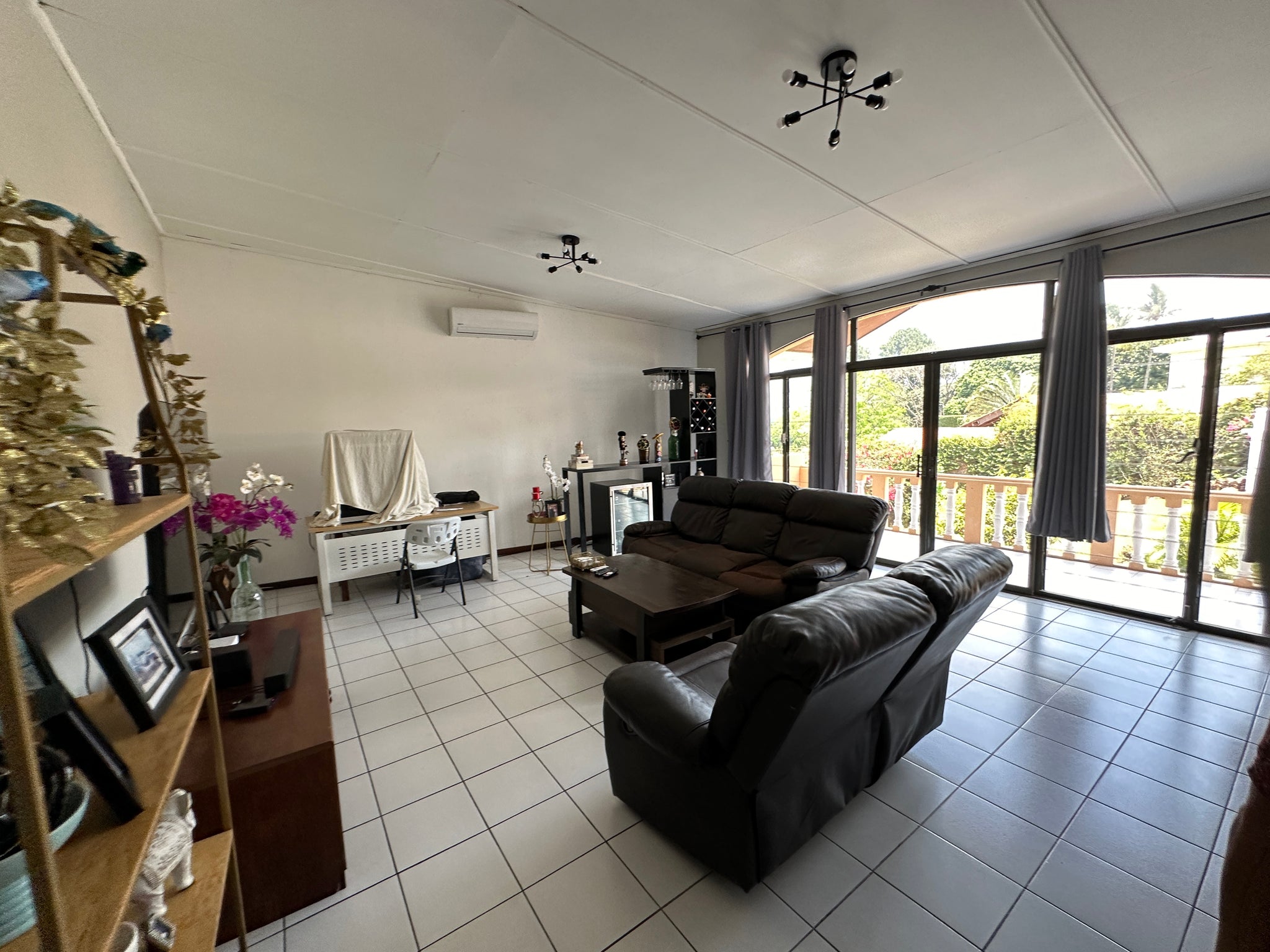 VENTA DE INMUEBLE / Lomas de San Francisco: Inmueble de 3,868 vrs2 con área común y piscina