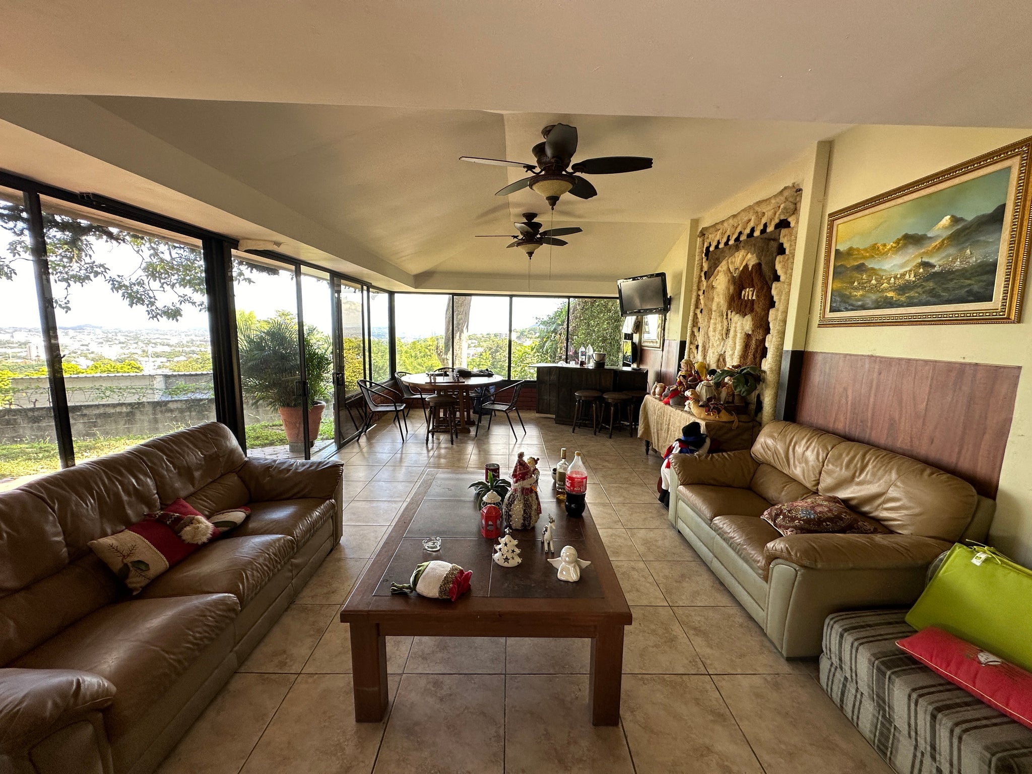 VENTA DE INMUEBLE / Lomas de San Francisco: Inmueble de 3,868 vrs2 con área común y piscina