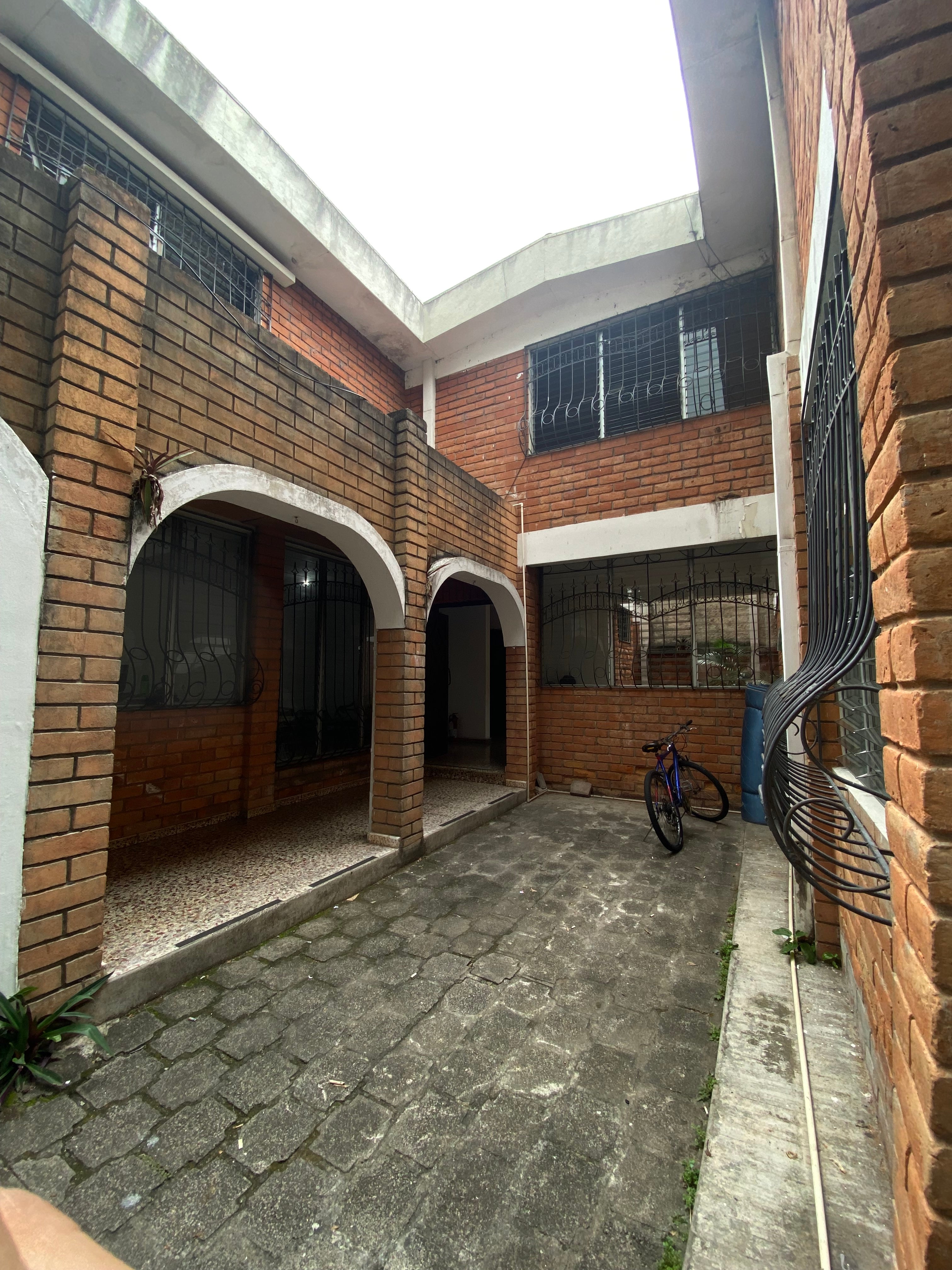 Amplia casa en venta cerca de FUDEM, Col. Flor Blanca | 631 vrs² | $325,000 USD