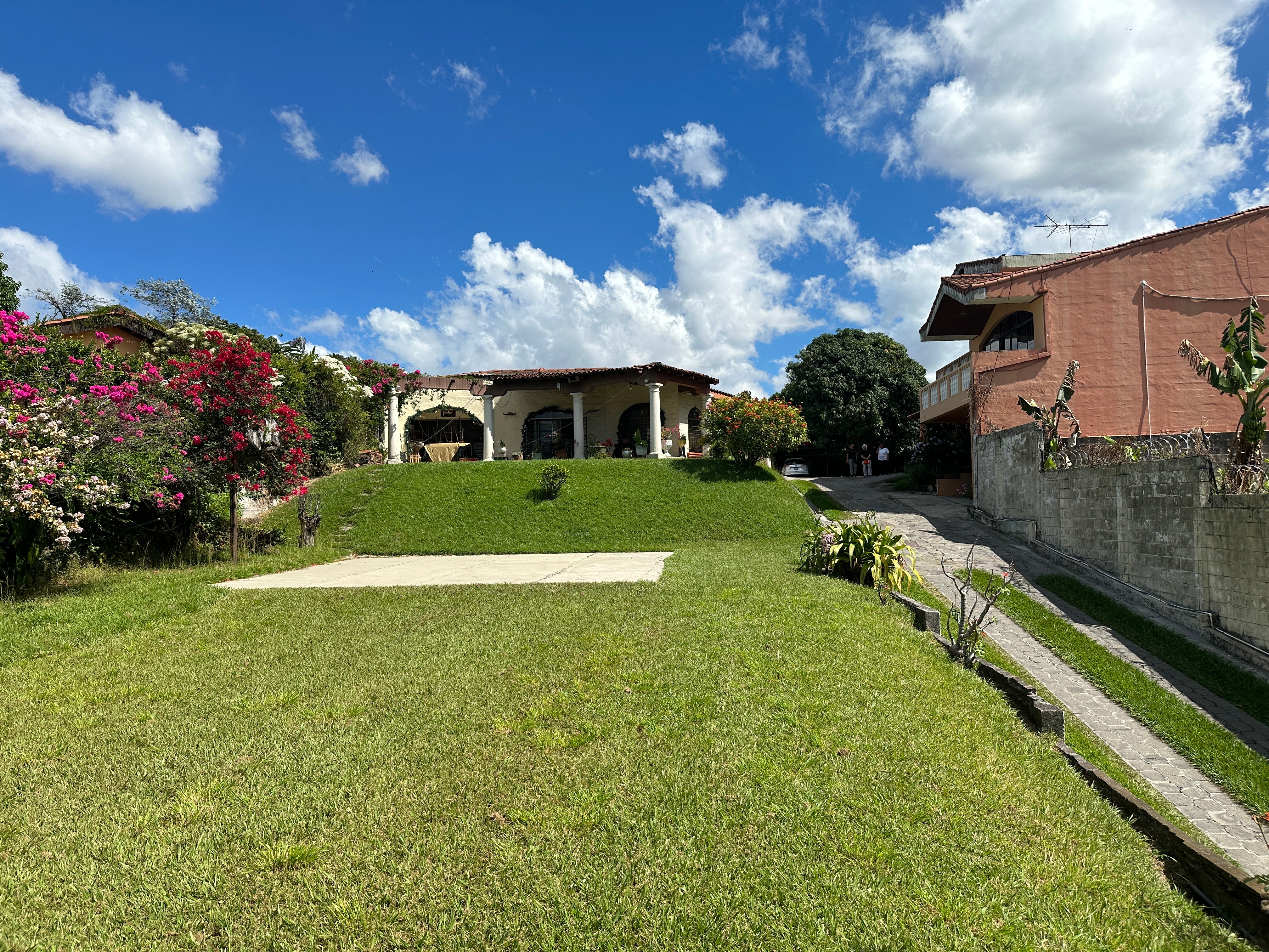 VENTA DE INMUEBLE / Lomas de San Francisco: Inmueble de 3,868 vrs2 con área común y piscina