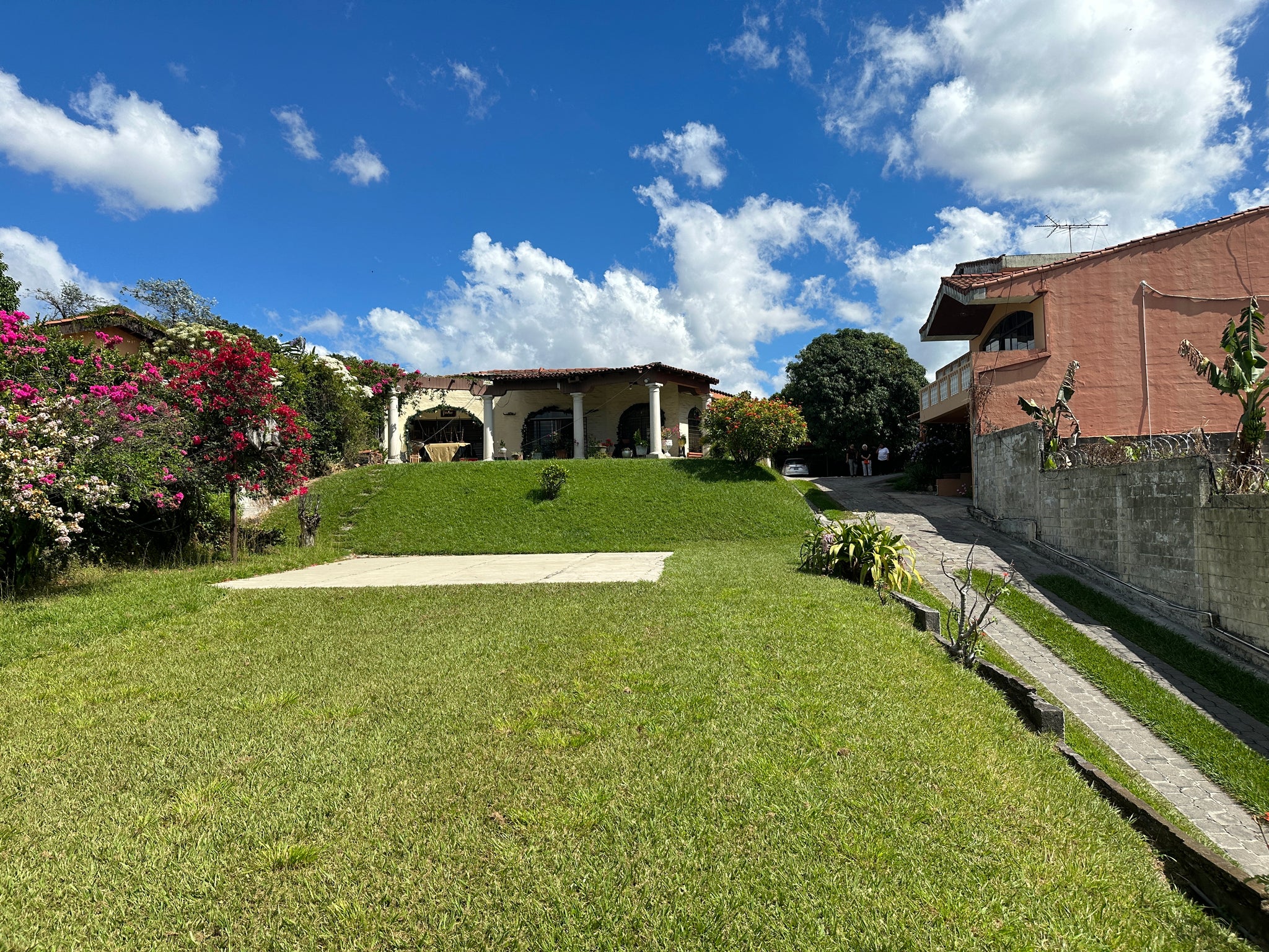 VENTA DE INMUEBLE / Lomas de San Francisco: Inmueble de 3,868 vrs2 con área común y piscina