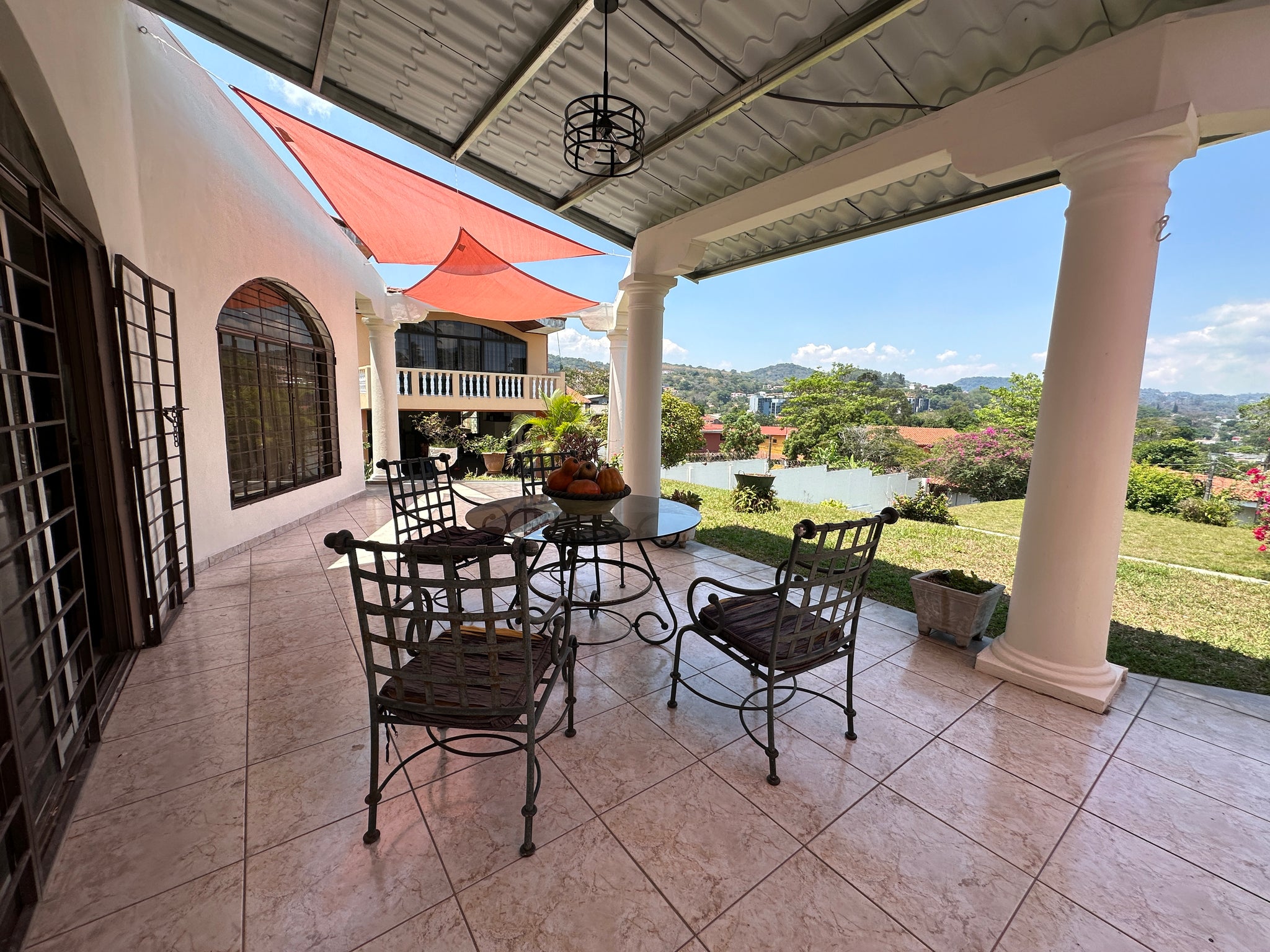 VENTA DE INMUEBLE / Lomas de San Francisco: Inmueble de 3,868 vrs2 con área común y piscina