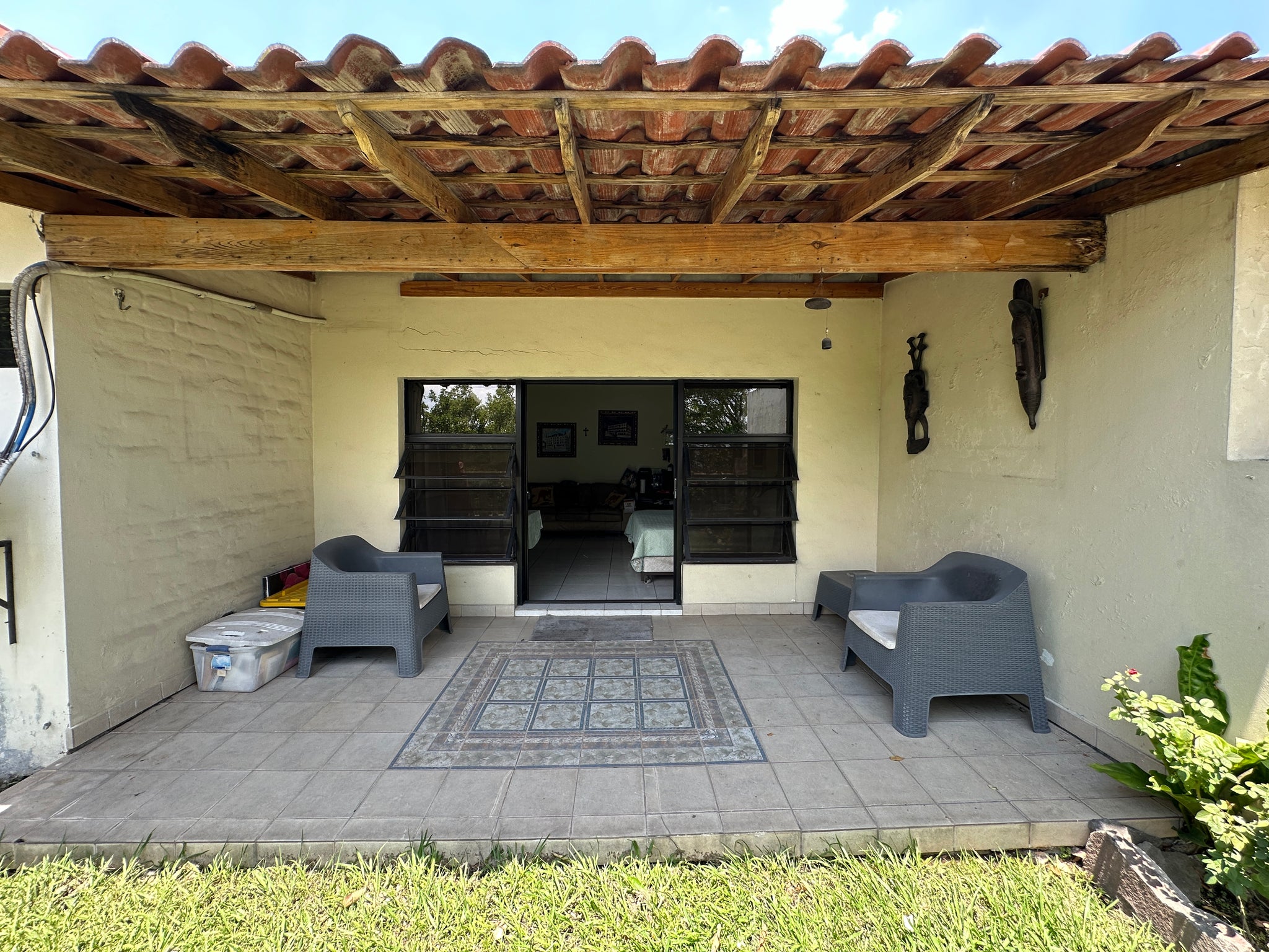 VENTA DE INMUEBLE / Lomas de San Francisco: Inmueble de 3,868 vrs2 con área común y piscina