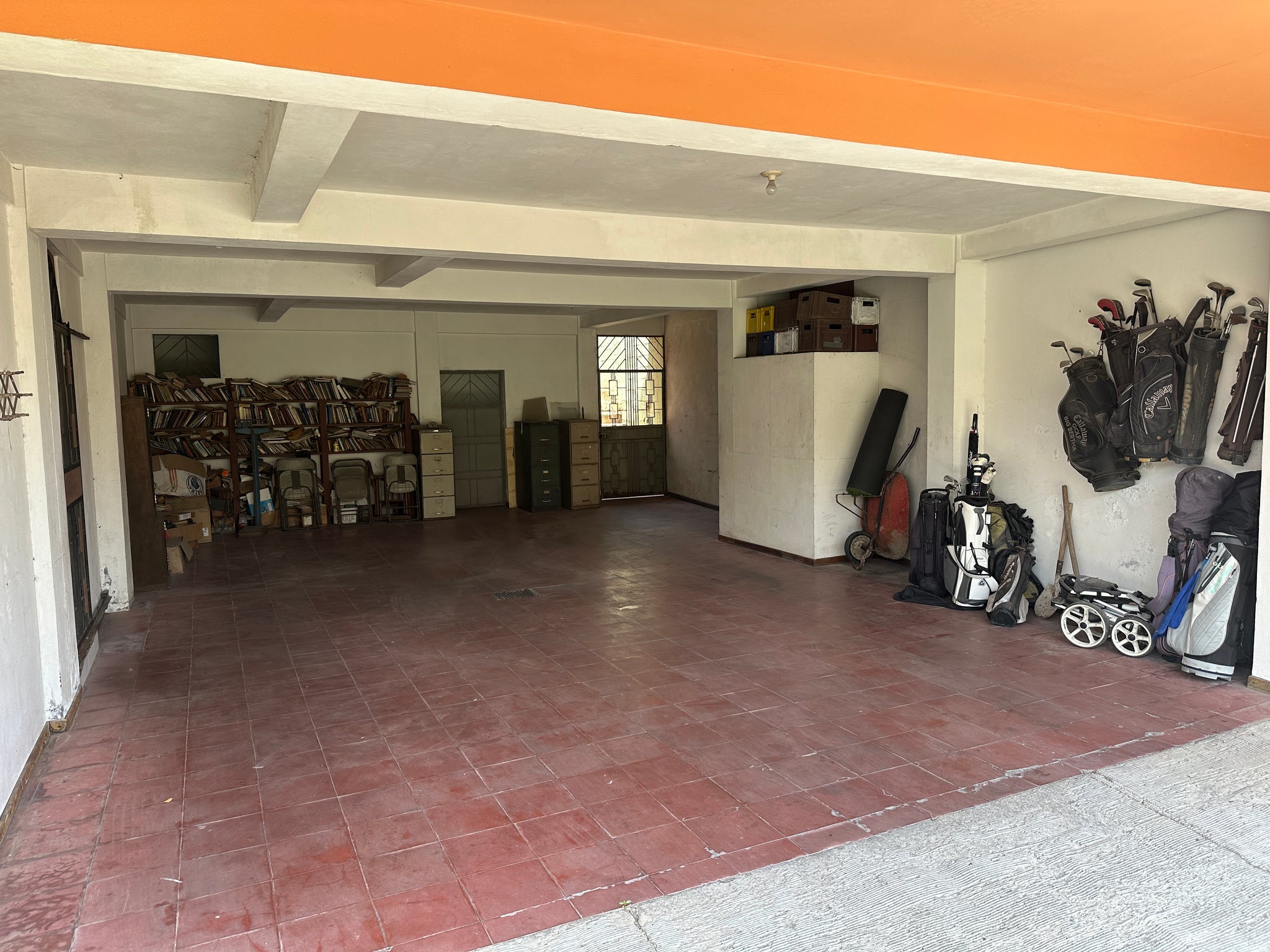 VENTA DE INMUEBLE / Lomas de San Francisco: Inmueble de 3,868 vrs2 con área común y piscina