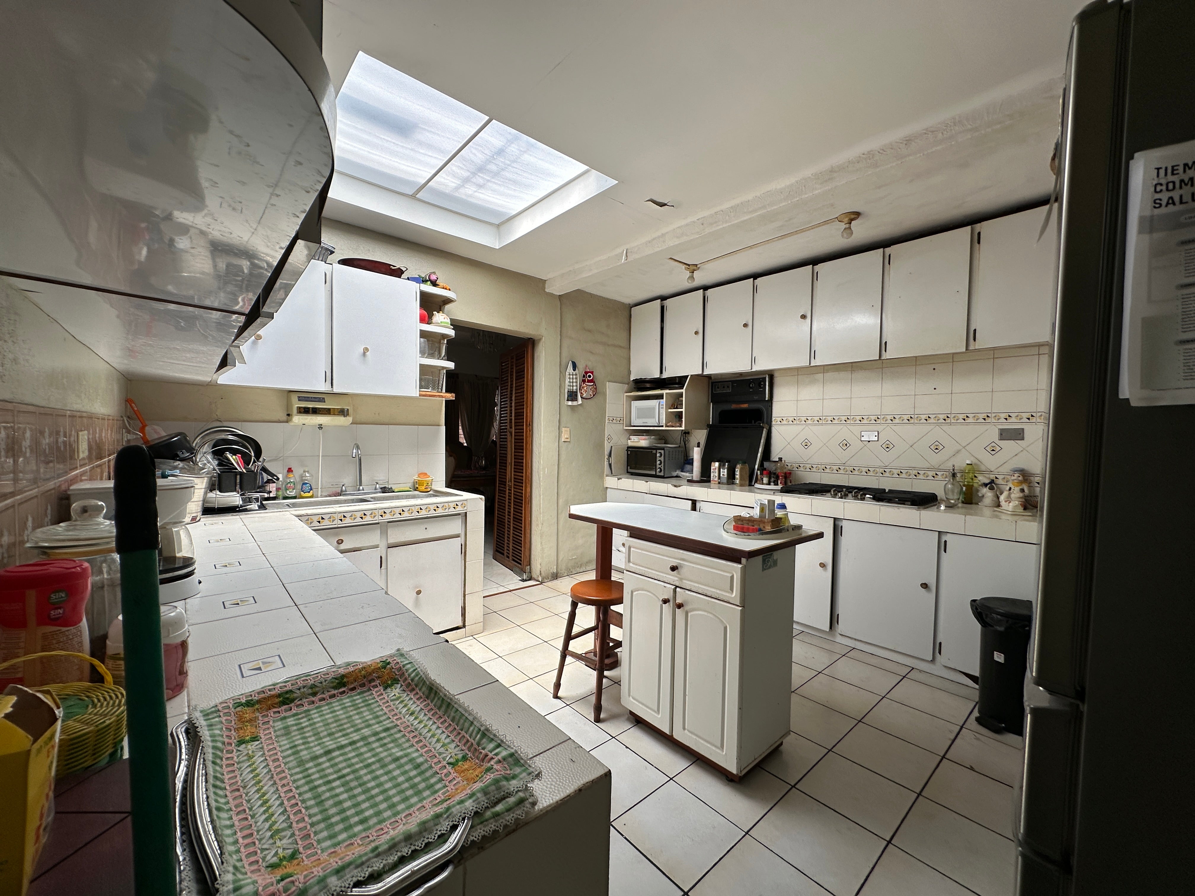 VENTA DE INMUEBLE / Lomas de San Francisco: Inmueble de 3,868 vrs2 con área común y piscina