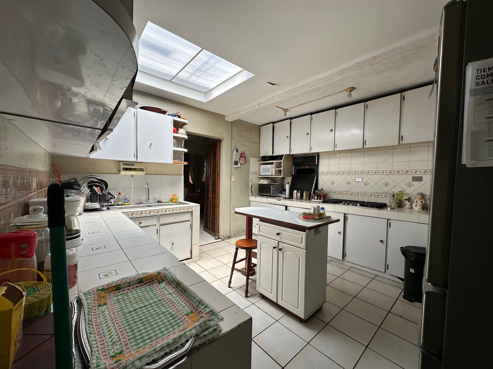 VENTA DE INMUEBLE / Lomas de San Francisco: Inmueble de 3,868 vrs2 con área común y piscina