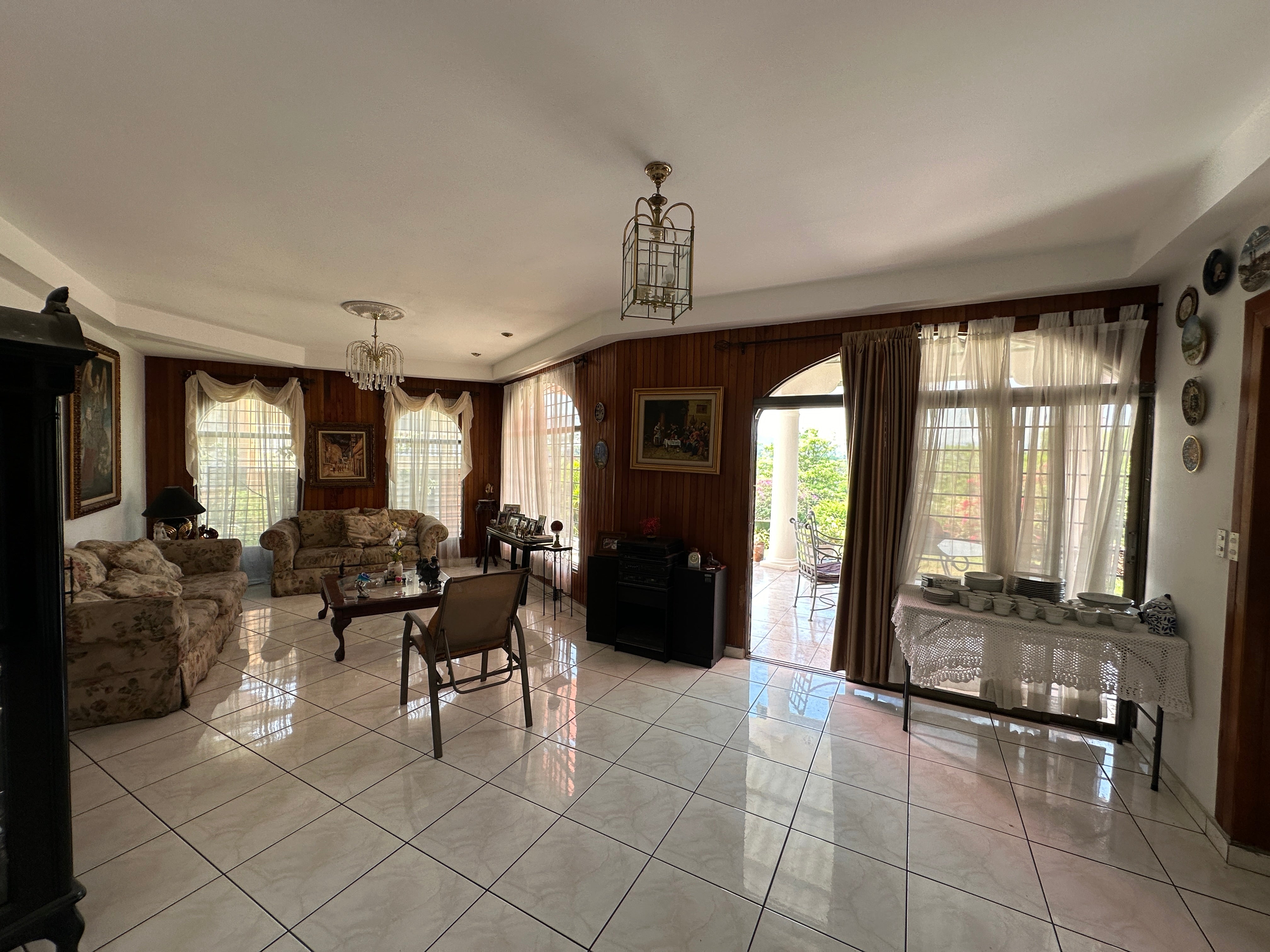 VENTA DE INMUEBLE / Lomas de San Francisco: Inmueble de 3,868 vrs2 con área común y piscina
