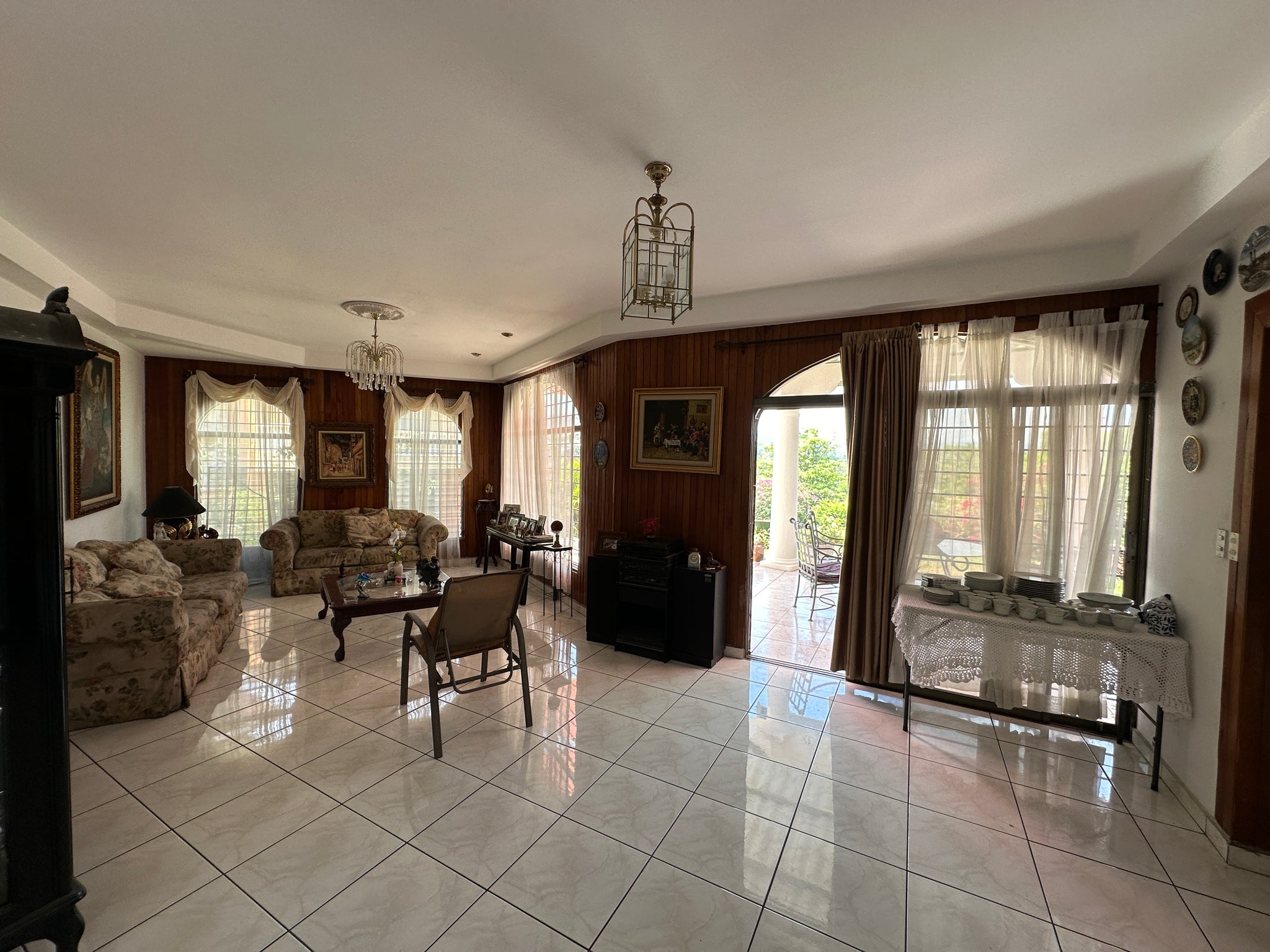 VENTA DE INMUEBLE / Lomas de San Francisco: Inmueble de 3,868 vrs2 con área común y piscina
