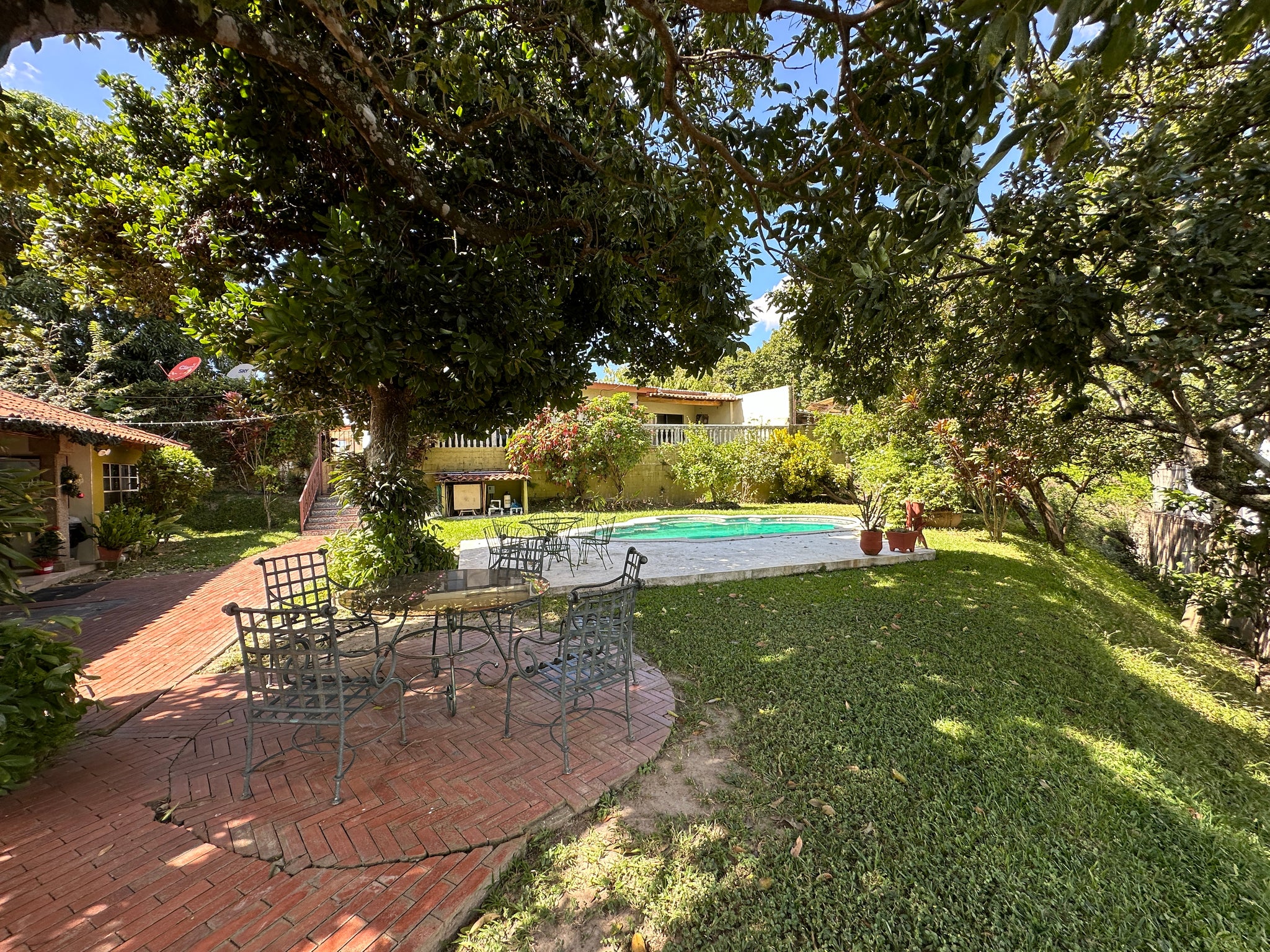 VENTA DE INMUEBLE / Lomas de San Francisco: Inmueble de 3,868 vrs2 con área común y piscina