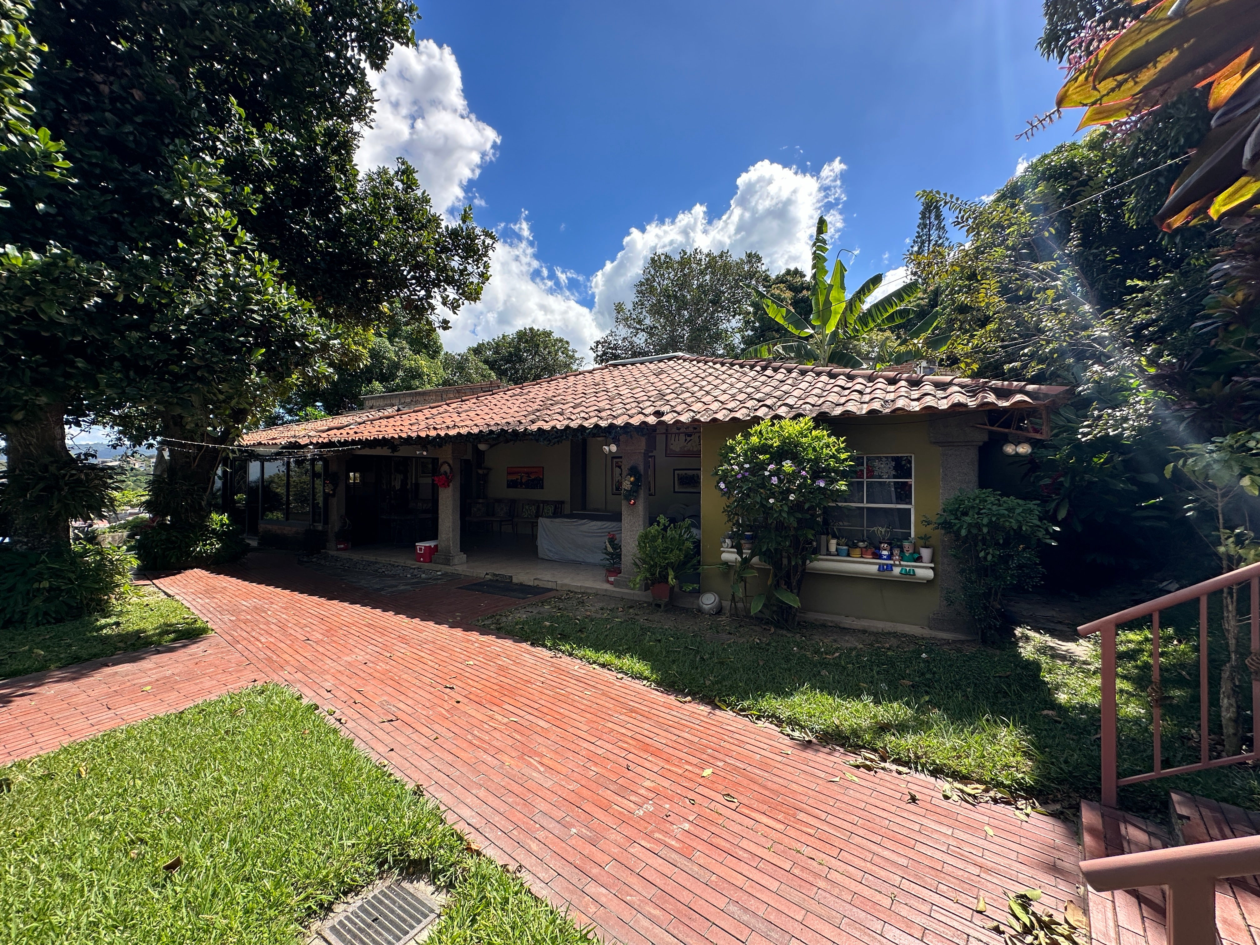 VENTA DE INMUEBLE / Lomas de San Francisco: Inmueble de 3,868 vrs2 con área común y piscina