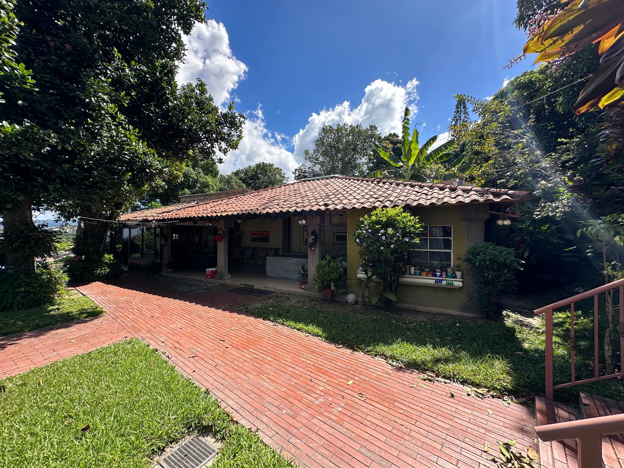 VENTA DE INMUEBLE / Lomas de San Francisco: Inmueble de 3,868 vrs2 con área común y piscina