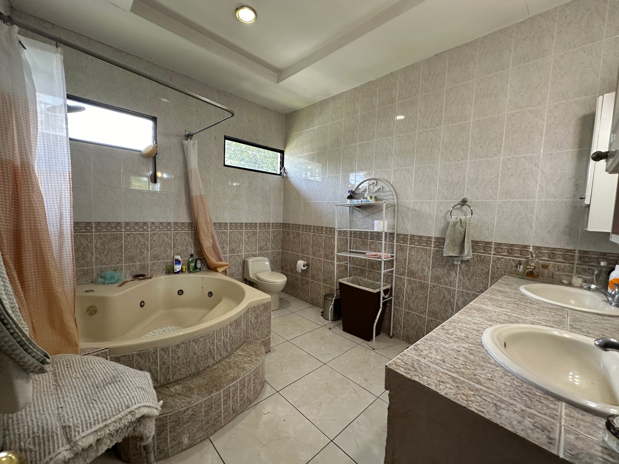VENTA DE INMUEBLE / Lomas de San Francisco: Inmueble de 3,868 vrs2 con área común y piscina