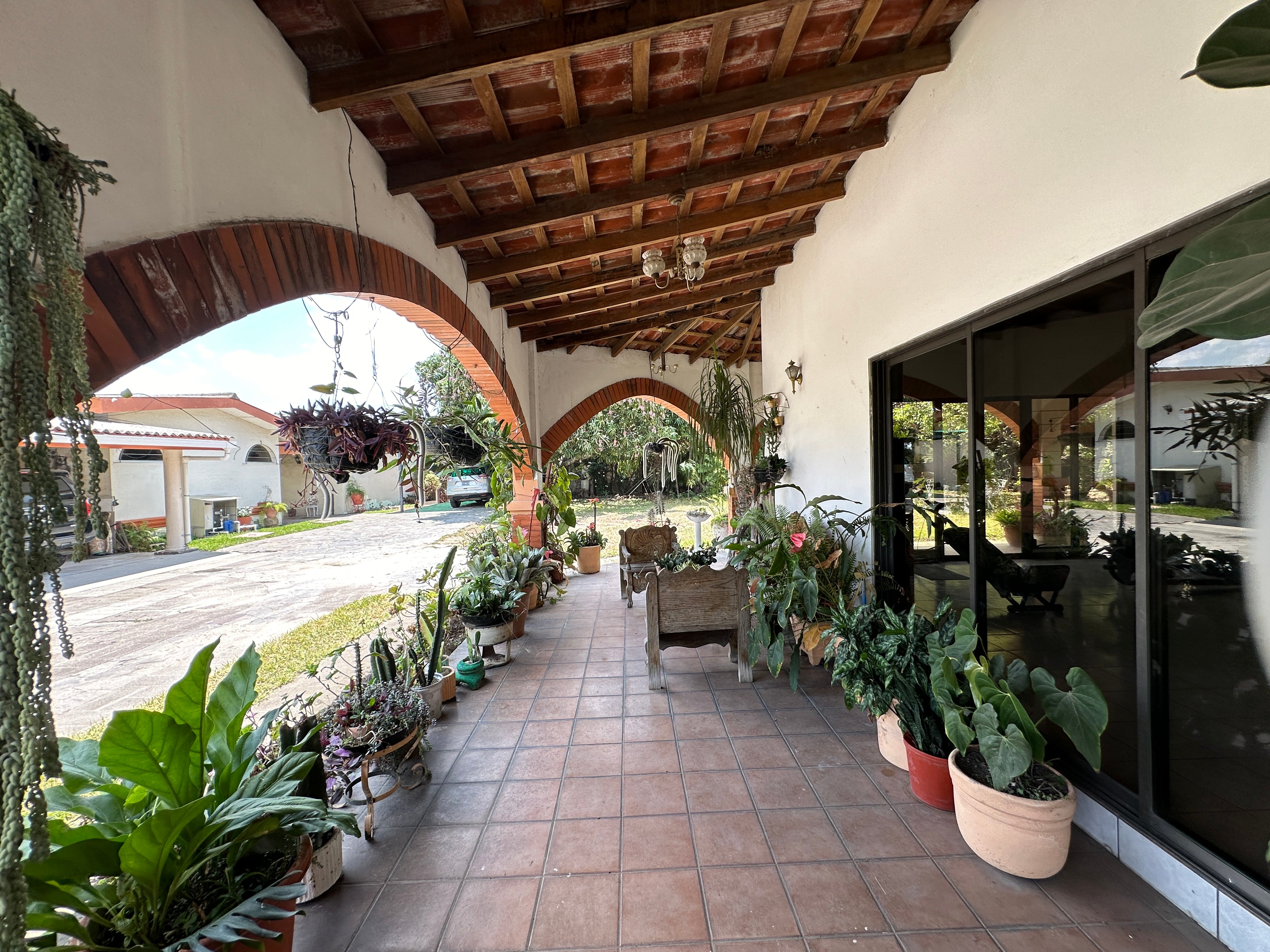 VENTA DE INMUEBLE / Lomas de San Francisco: Inmueble de 3,868 vrs2 con área común y piscina