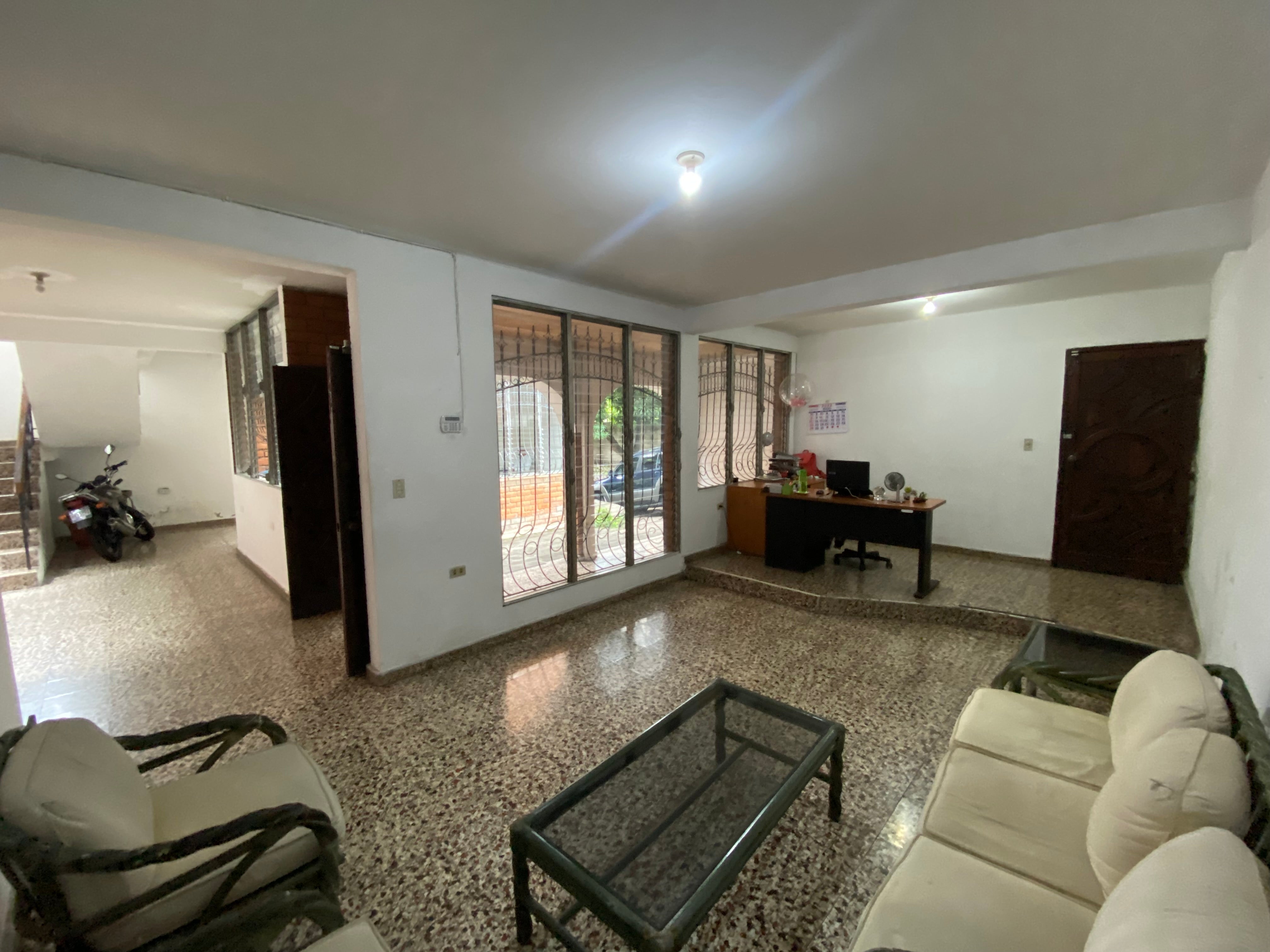 Amplia casa en venta cerca de FUDEM, Col. Flor Blanca | 631 vrs² | $325,000 USD