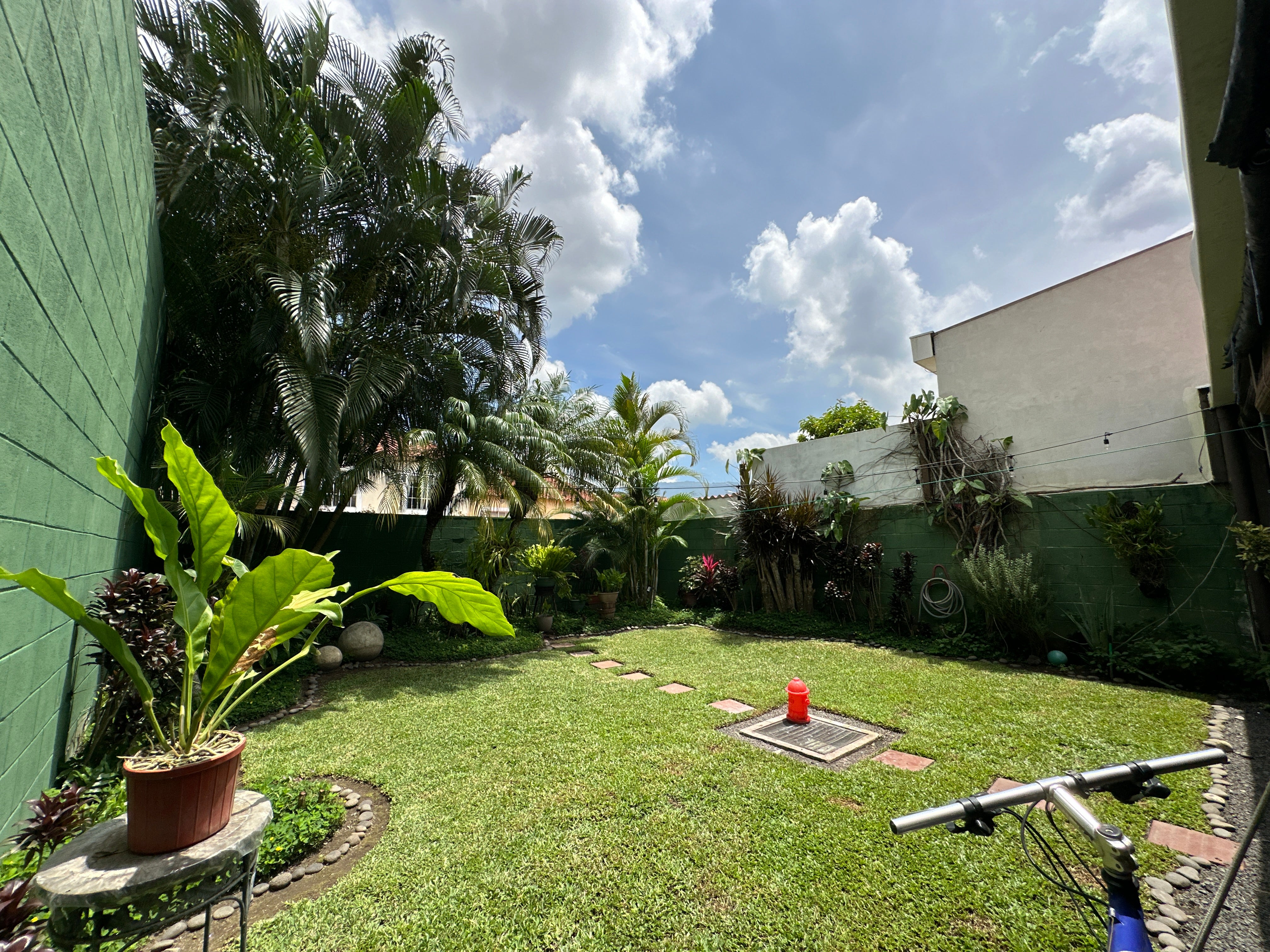 Casa 3 Habitaciones con Jardín en Bosques de Santa Elena 2, Antiguo Cuscatlán  ¡Oportunidad Única!