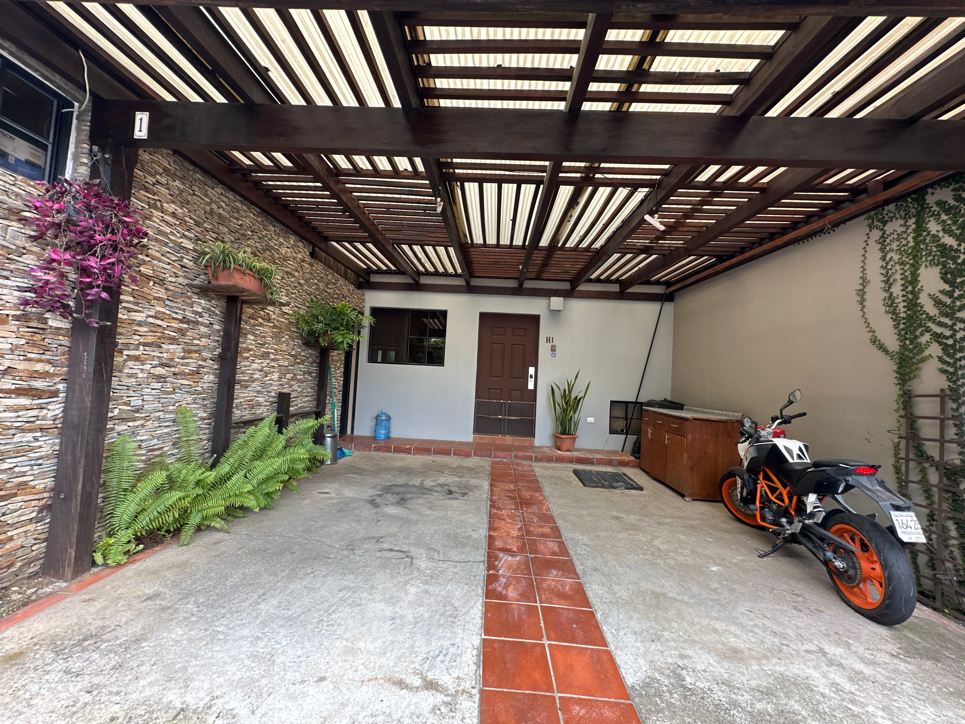 Casa 3 Habitaciones con Jardín en Bosques de Santa Elena 2, Antiguo Cuscatlán  ¡Oportunidad Única!