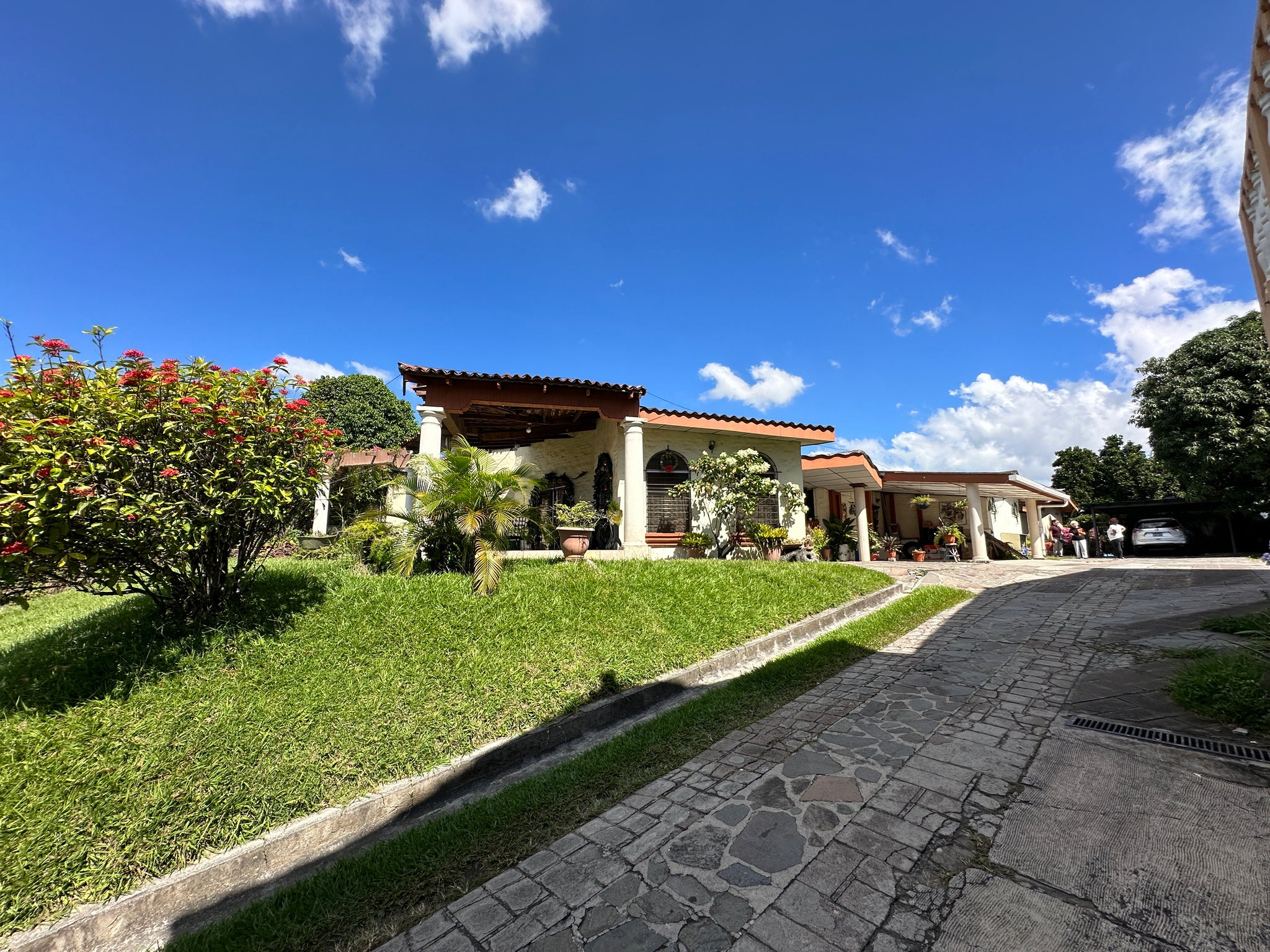 VENTA DE INMUEBLE / Lomas de San Francisco: Inmueble de 3,868 vrs2 con área común y piscina
