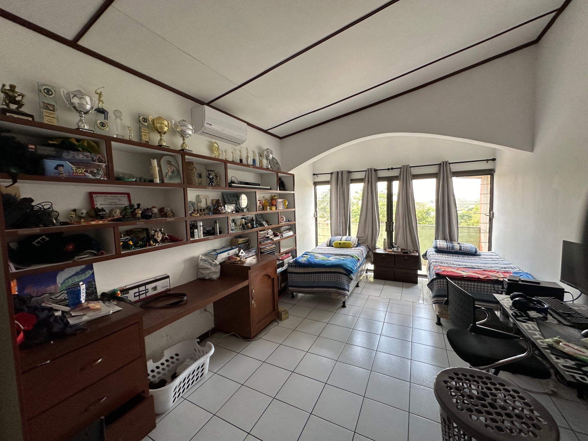 VENTA DE INMUEBLE / Lomas de San Francisco: Inmueble de 3,868 vrs2 con área común y piscina