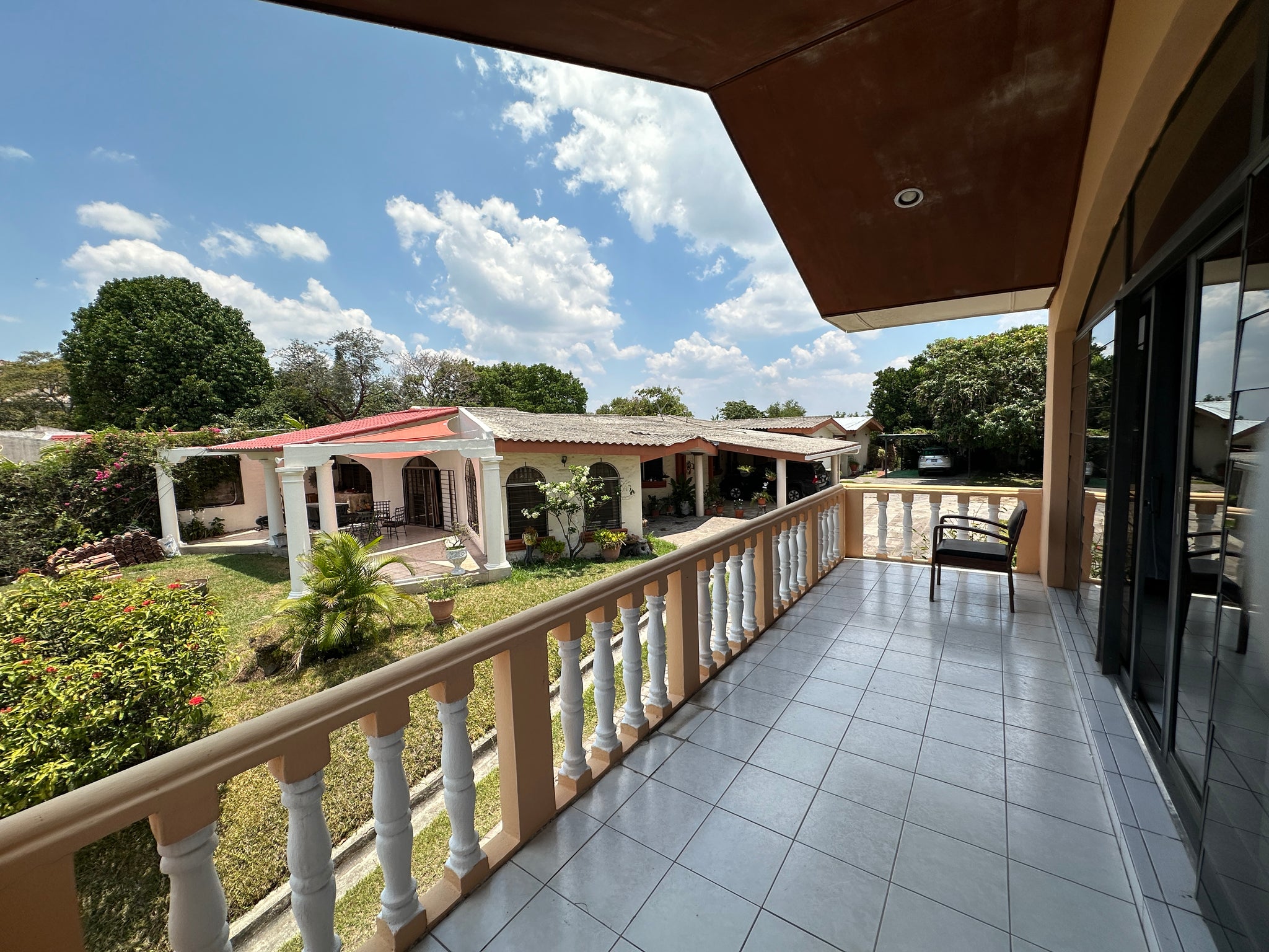 VENTA DE INMUEBLE / Lomas de San Francisco: Inmueble de 3,868 vrs2 con área común y piscina