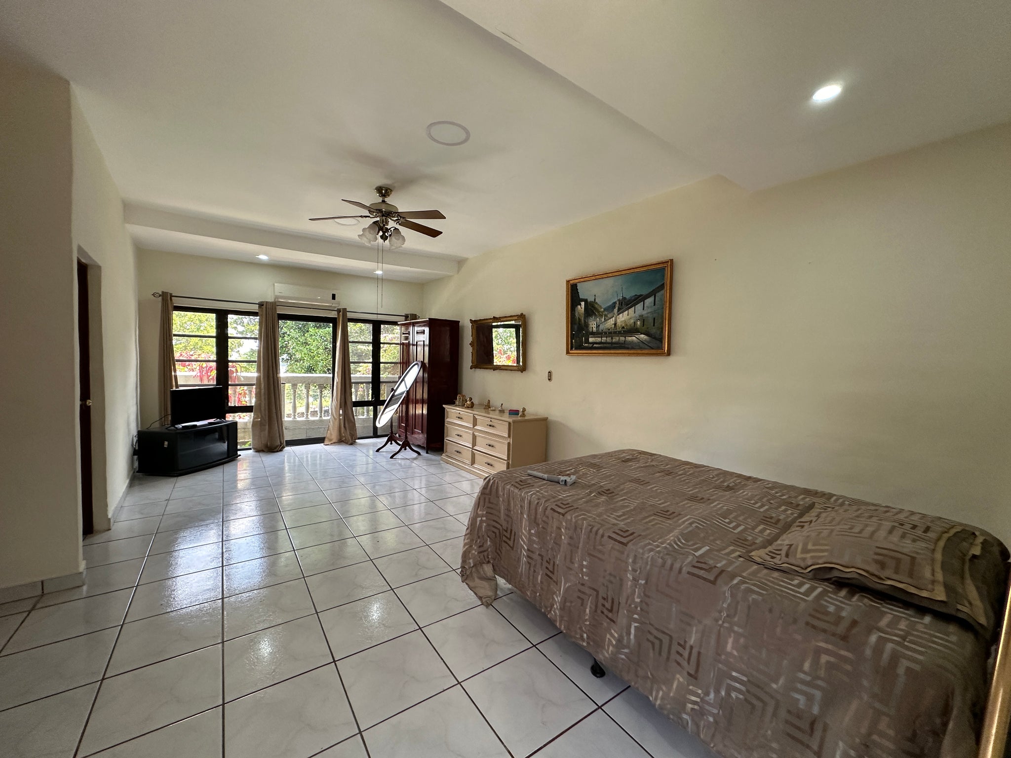 VENTA DE INMUEBLE / Lomas de San Francisco: Inmueble de 3,868 vrs2 con área común y piscina