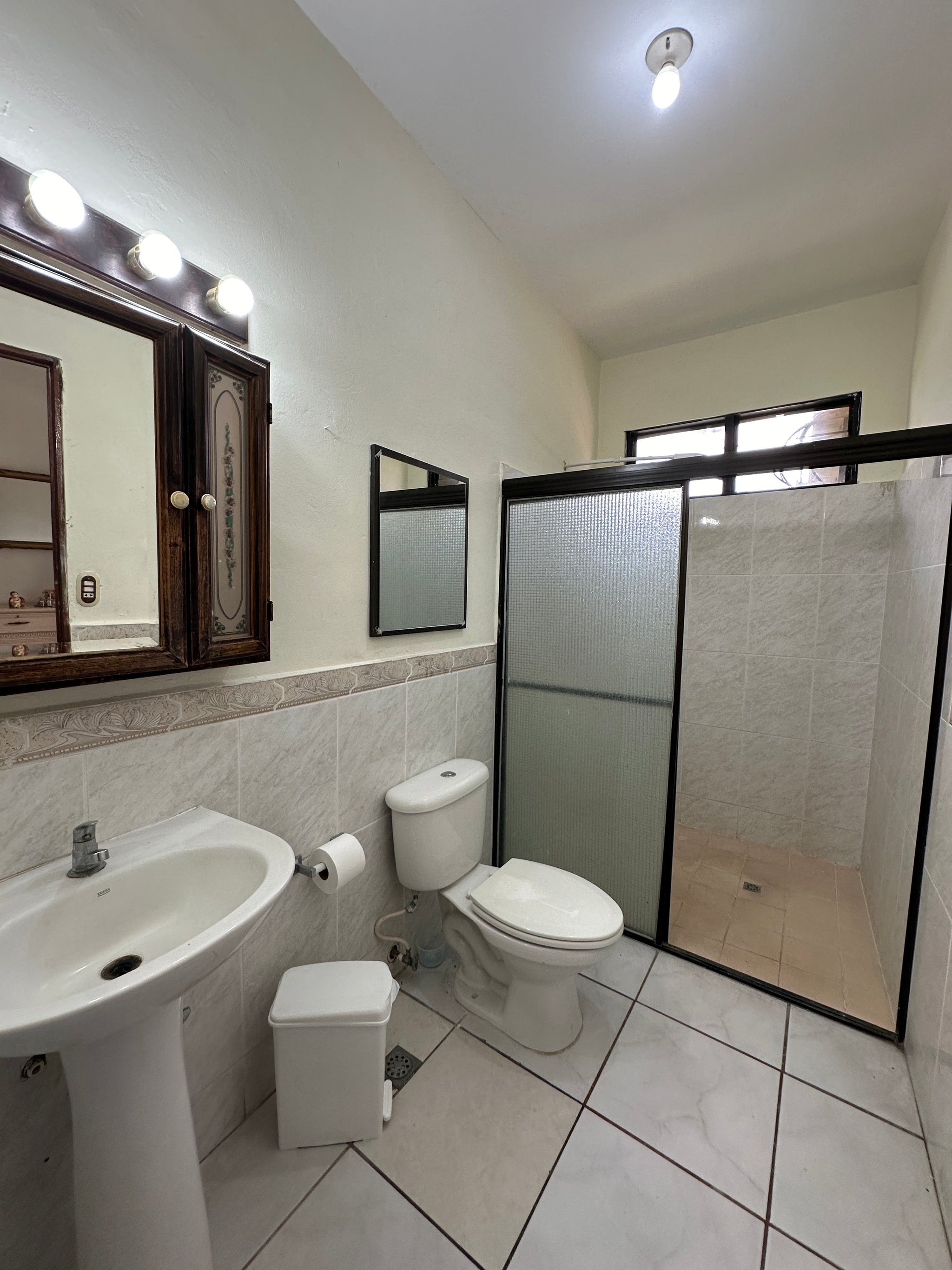 VENTA DE INMUEBLE / Lomas de San Francisco: Inmueble de 3,868 vrs2 con área común y piscina