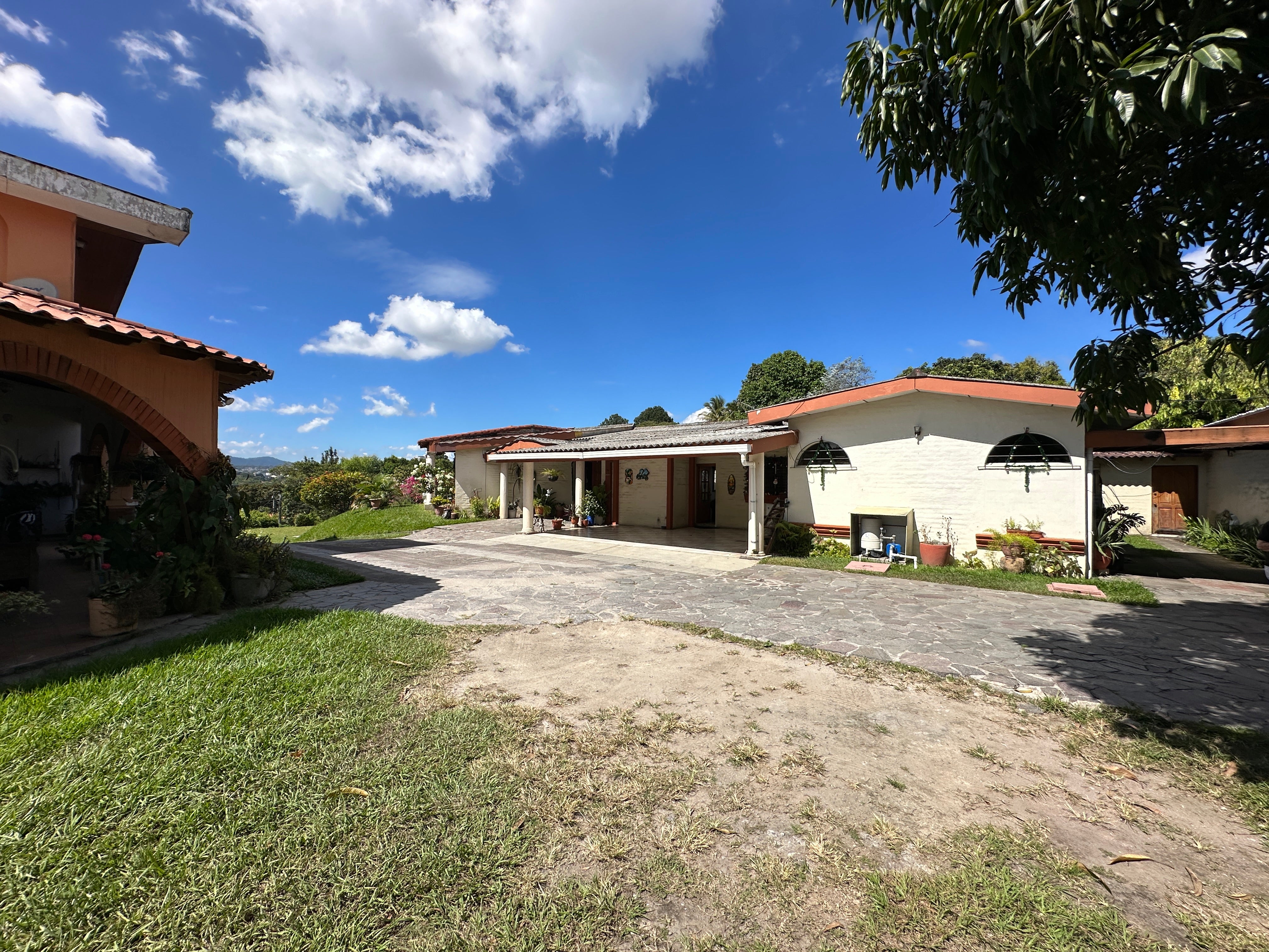 VENTA DE INMUEBLE / Lomas de San Francisco: Inmueble de 3,868 vrs2 con área común y piscina