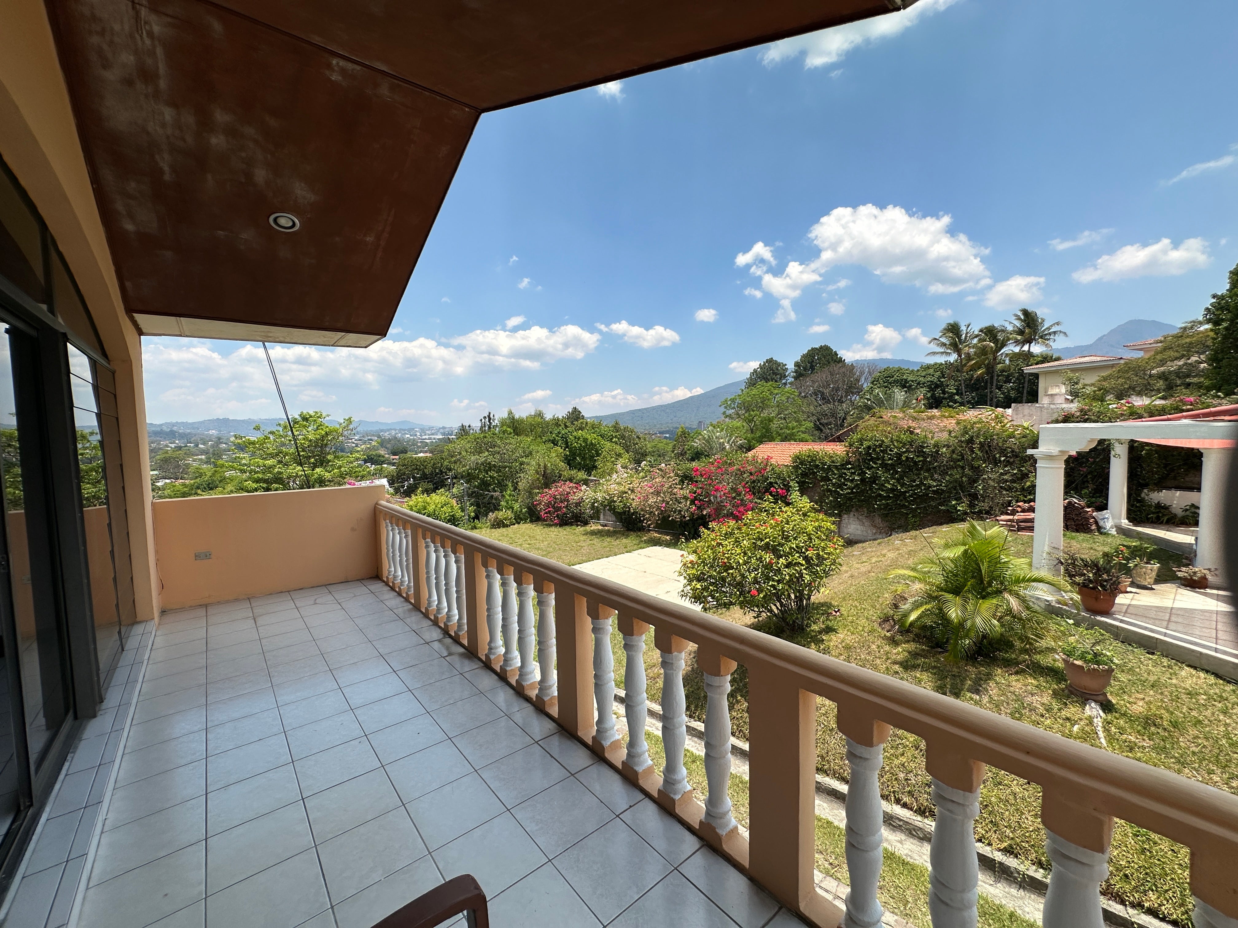 VENTA DE INMUEBLE / Lomas de San Francisco: Inmueble de 3,868 vrs2 con área común y piscina