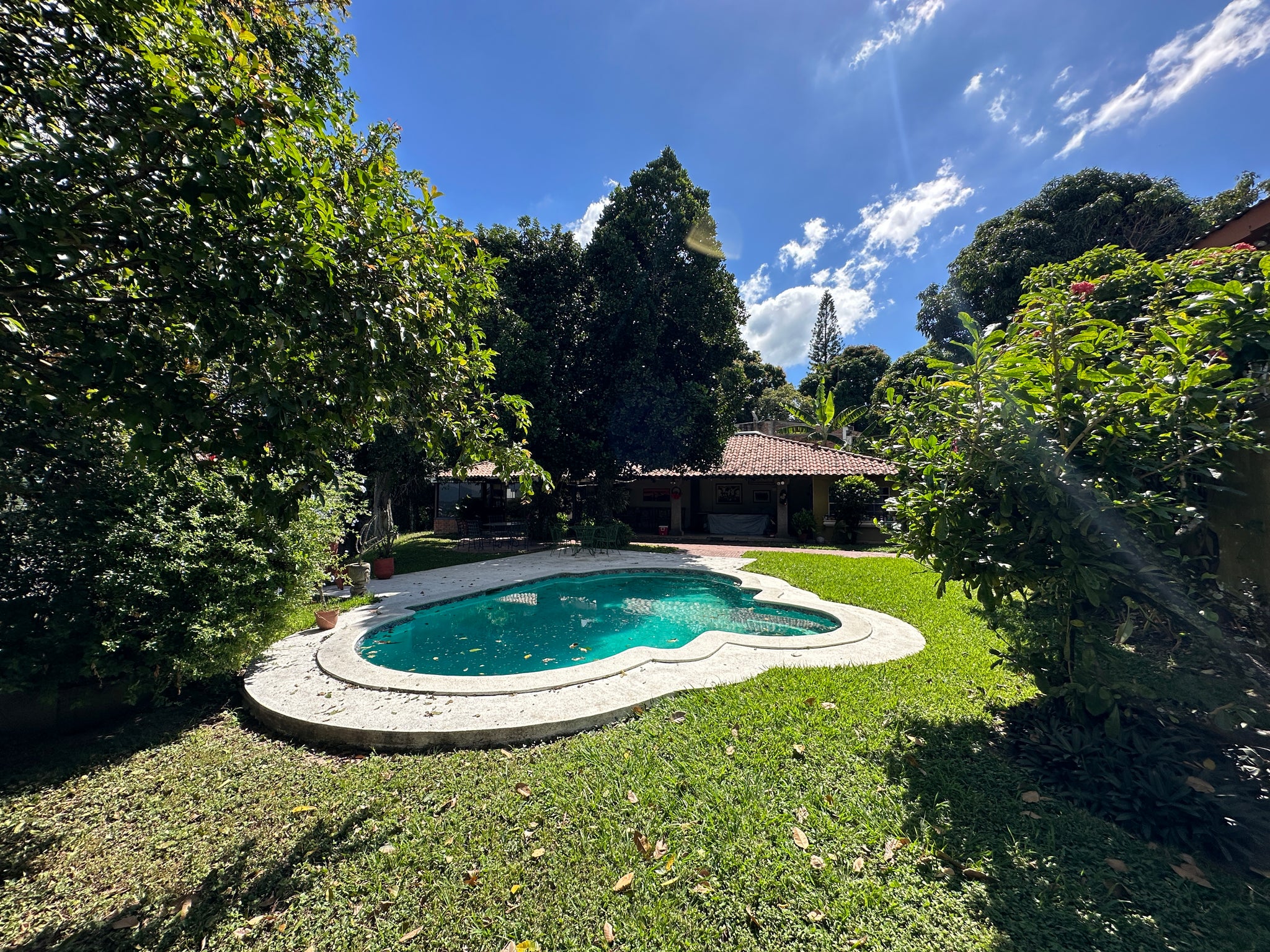 VENTA DE INMUEBLE / Lomas de San Francisco: Inmueble de 3,868 vrs2 con área común y piscina