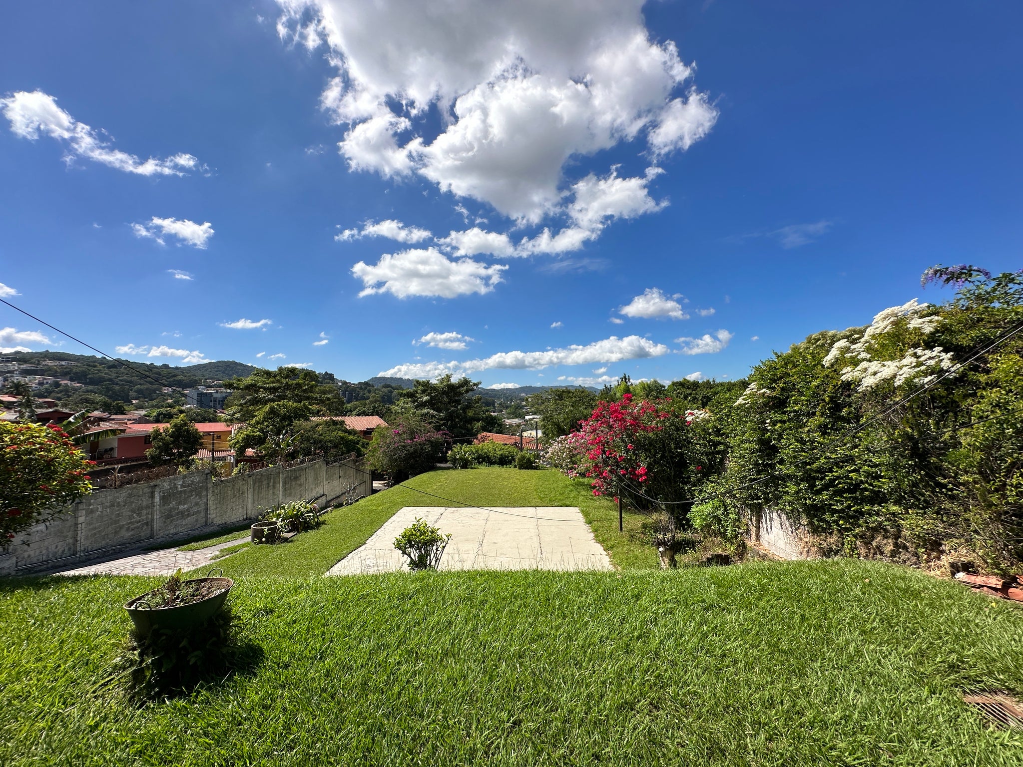VENTA DE INMUEBLE / Lomas de San Francisco: Inmueble de 3,868 vrs2 con área común y piscina