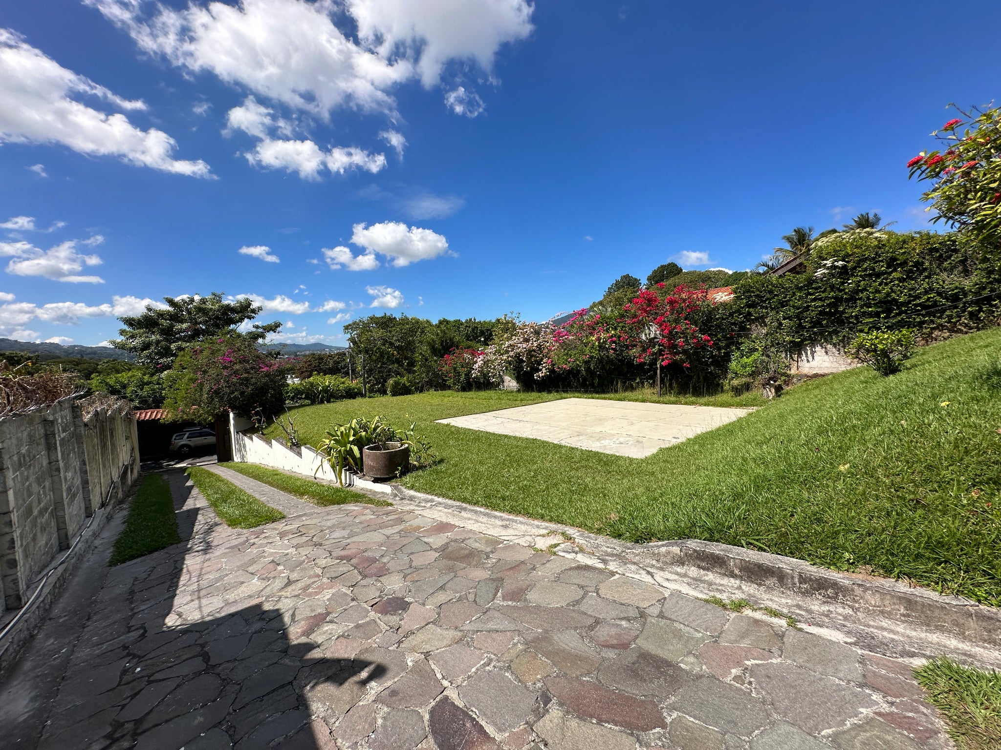 VENTA DE INMUEBLE / Lomas de San Francisco: Inmueble de 3,868 vrs2 con área común y piscina