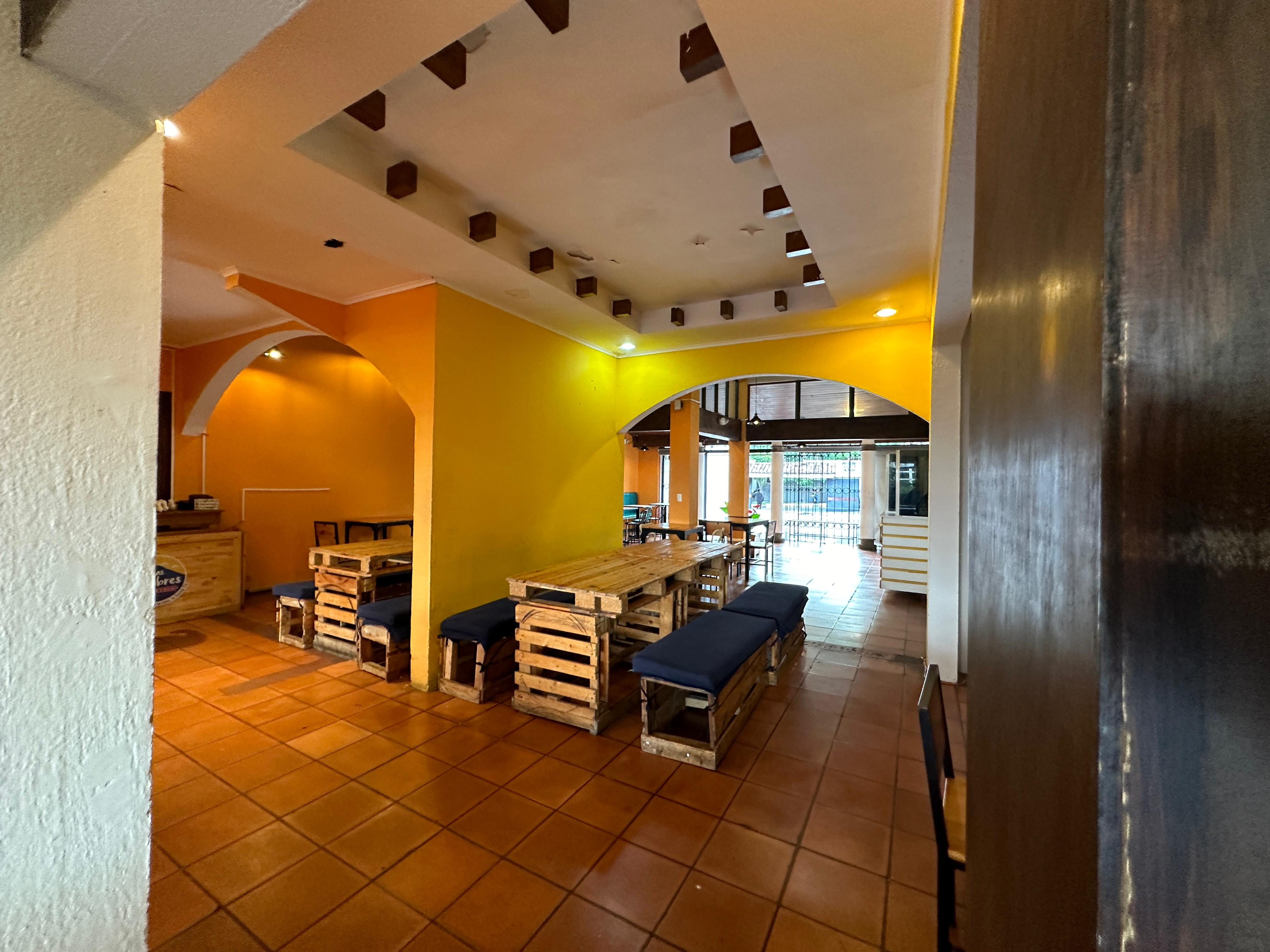 Propiedad en venta con 10+ parqueos sobre Ave. Masferrer Norte