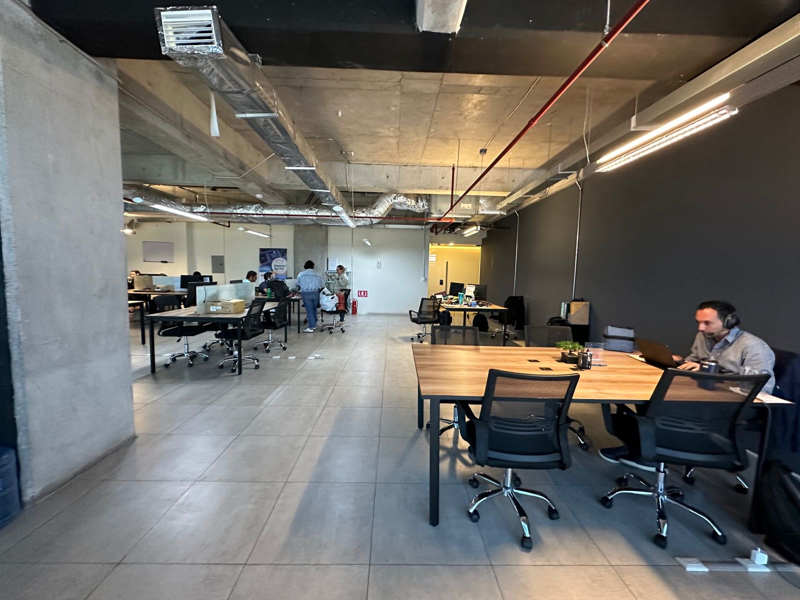 Exclusivo Local de Oficina para Alquiler en Torre Insigne, San Benito - Espacio Ideal para Co-working en El Salvador