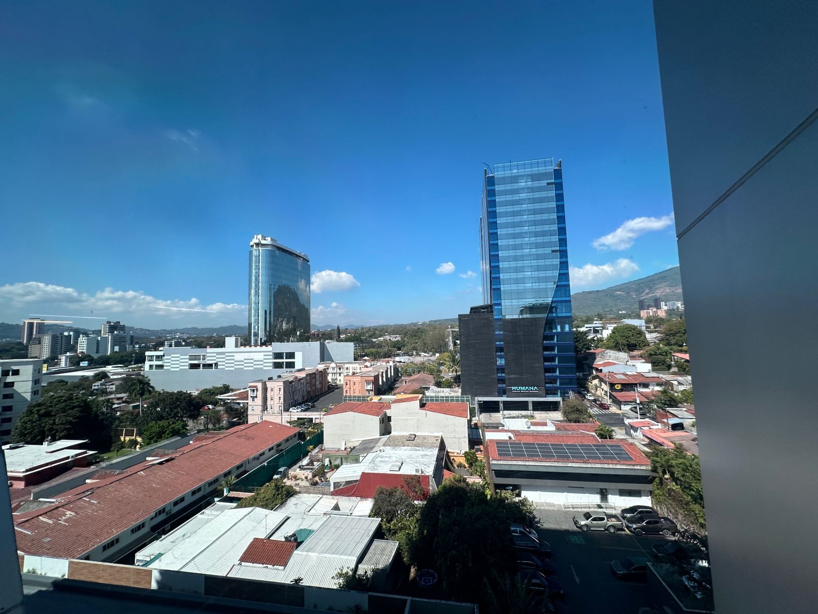 Exclusivo Local de Oficina para Alquiler en Torre Insigne, San Benito - Espacio Ideal para Co-working en El Salvador