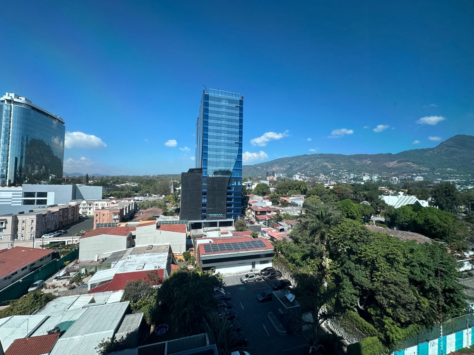 Exclusivo Local de Oficina para Alquiler en Torre Insigne, San Benito - Espacio Ideal para Co-working en El Salvador